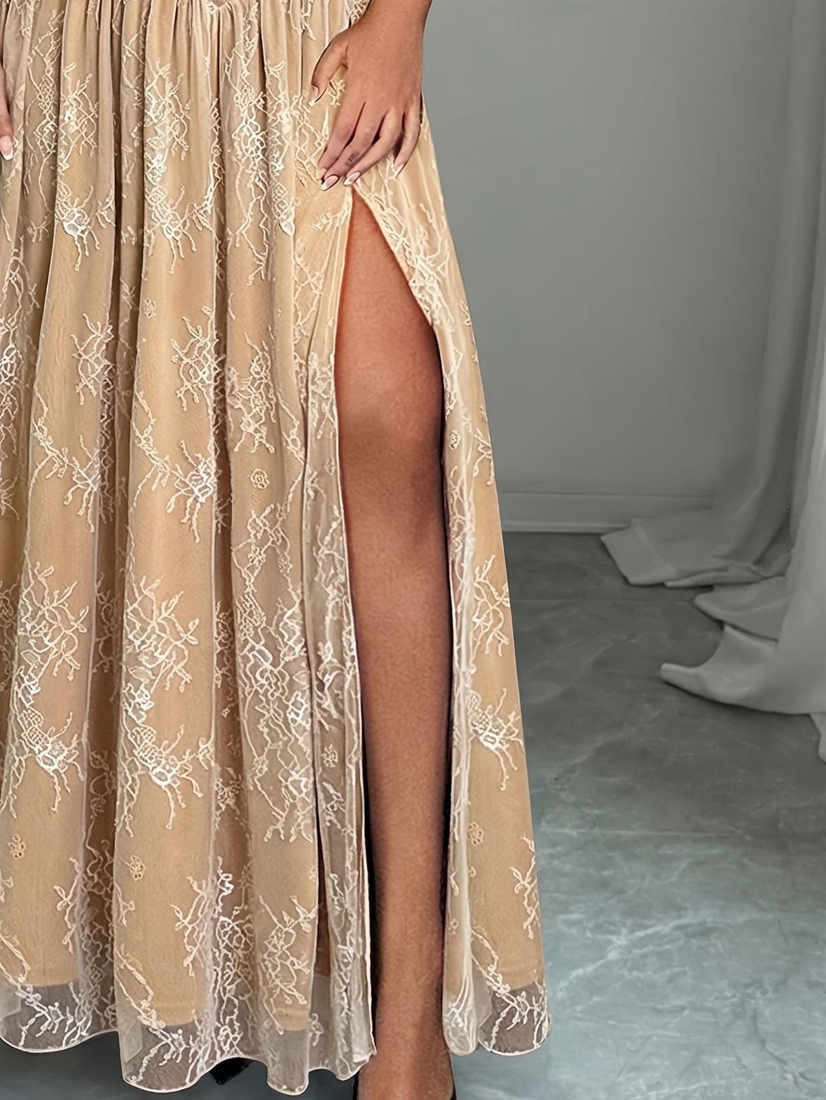 Robe longue grande taille — Corset baleiné et dentelle beige
