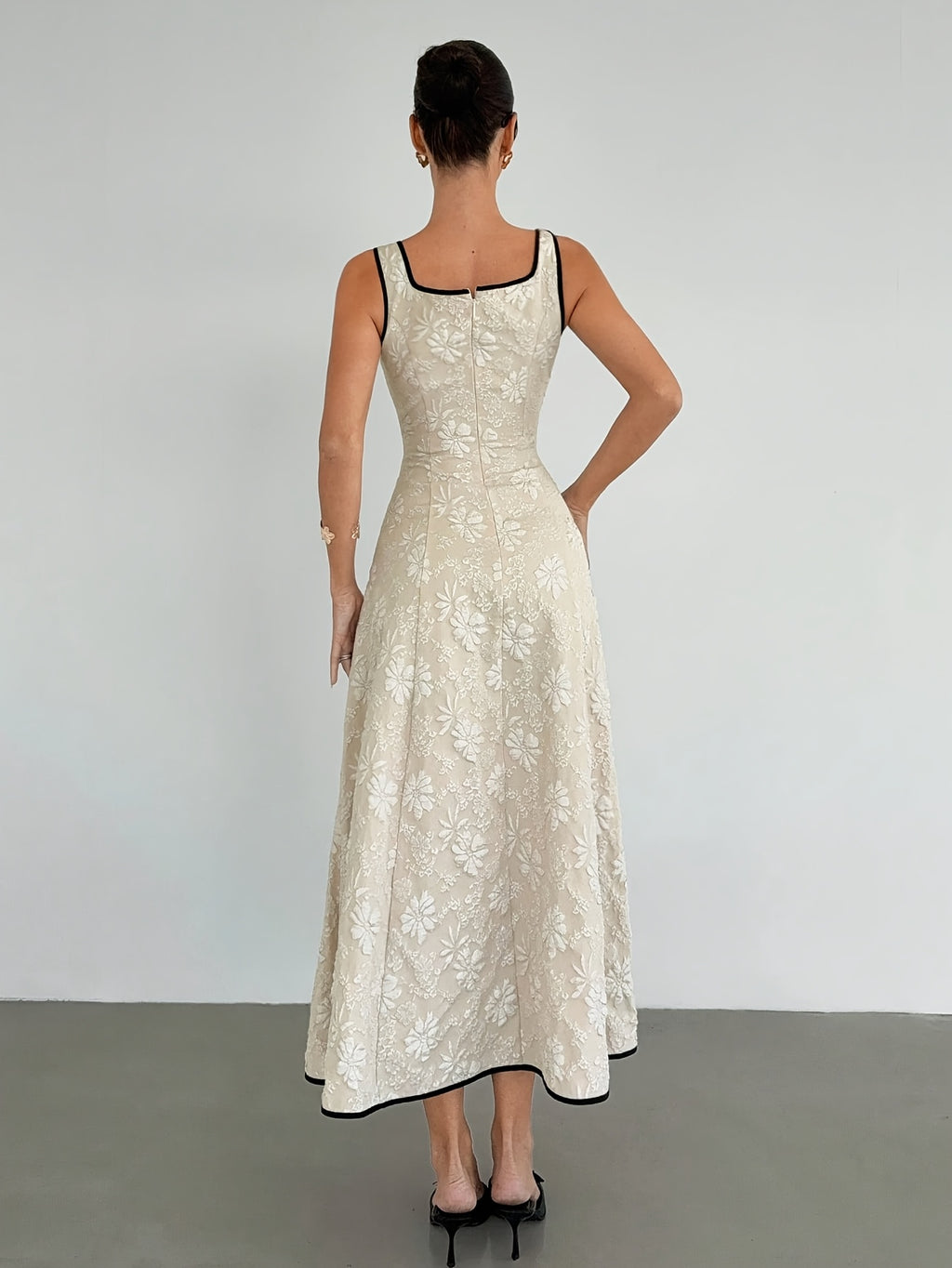 Robe longue grande taille, relief floral et biais