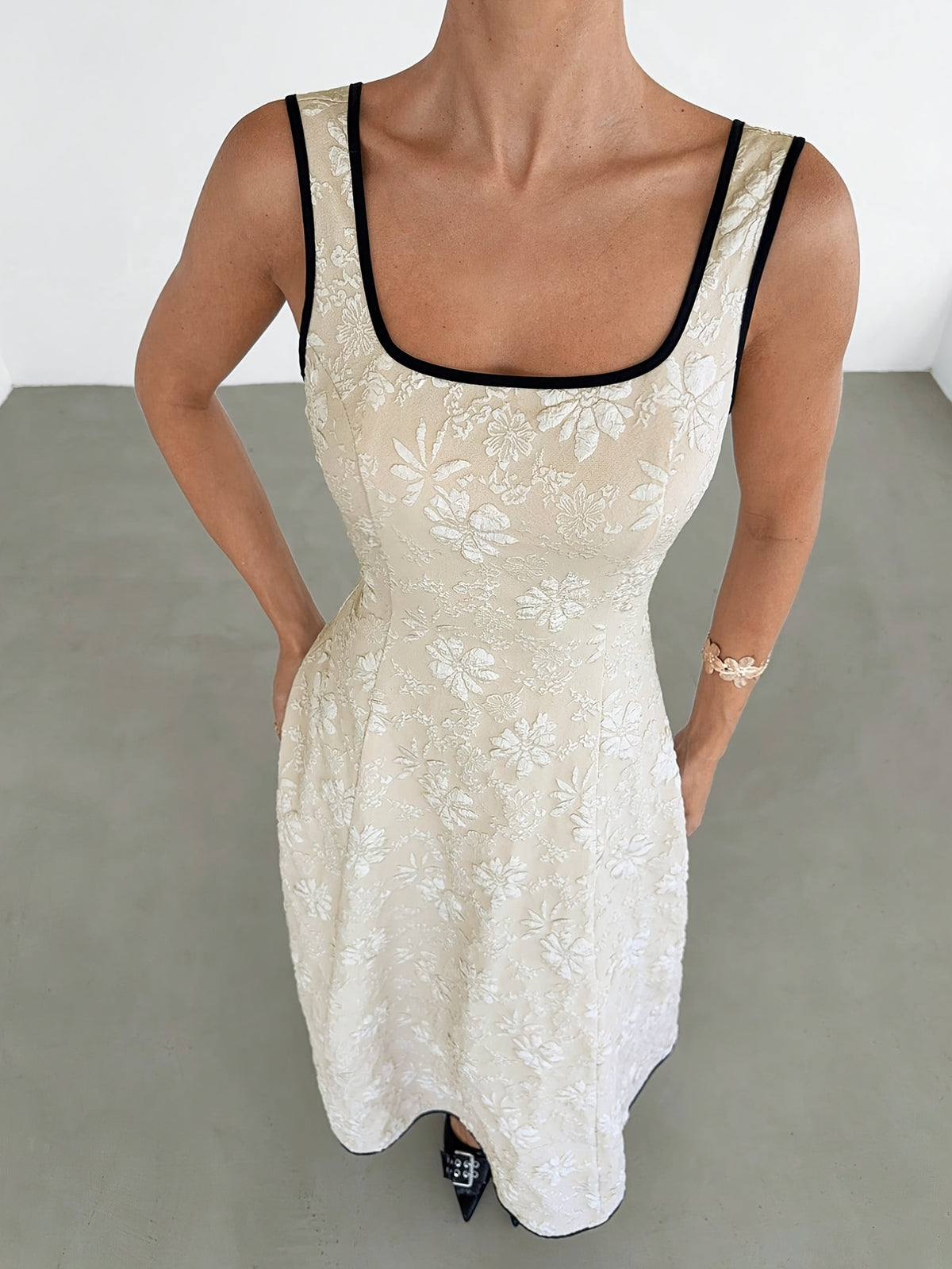 Robe longue grande taille, relief floral et biais