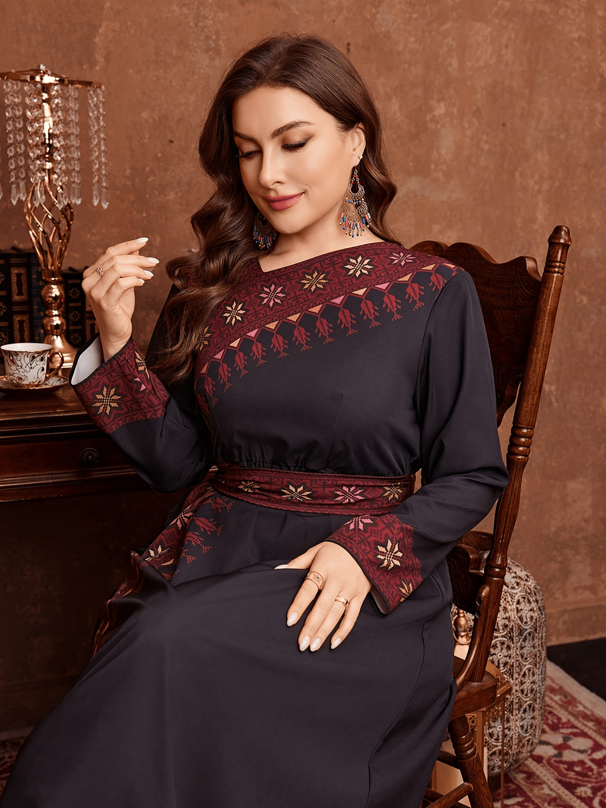 Robe longue grande taille — Encolure oblique et imprimé doré