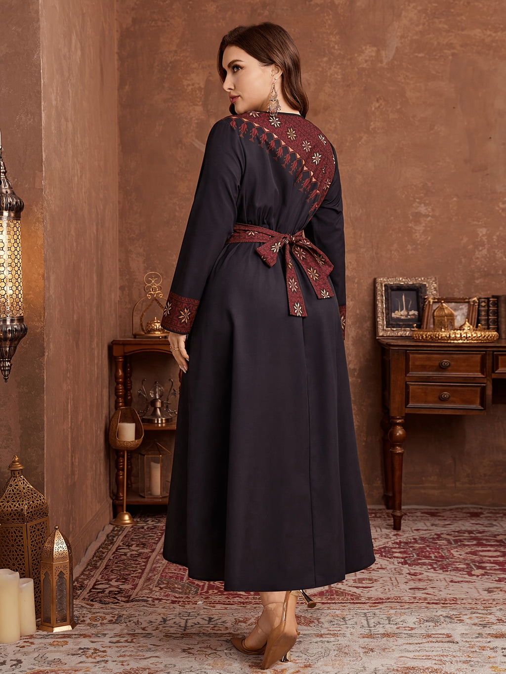 Robe longue grande taille — Encolure oblique et imprimé doré