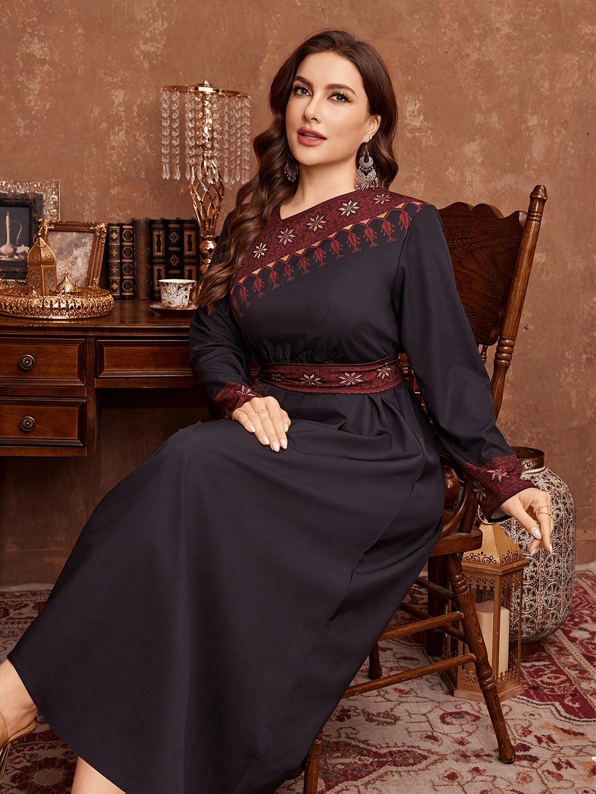 Robe longue grande taille — Encolure oblique et imprimé doré