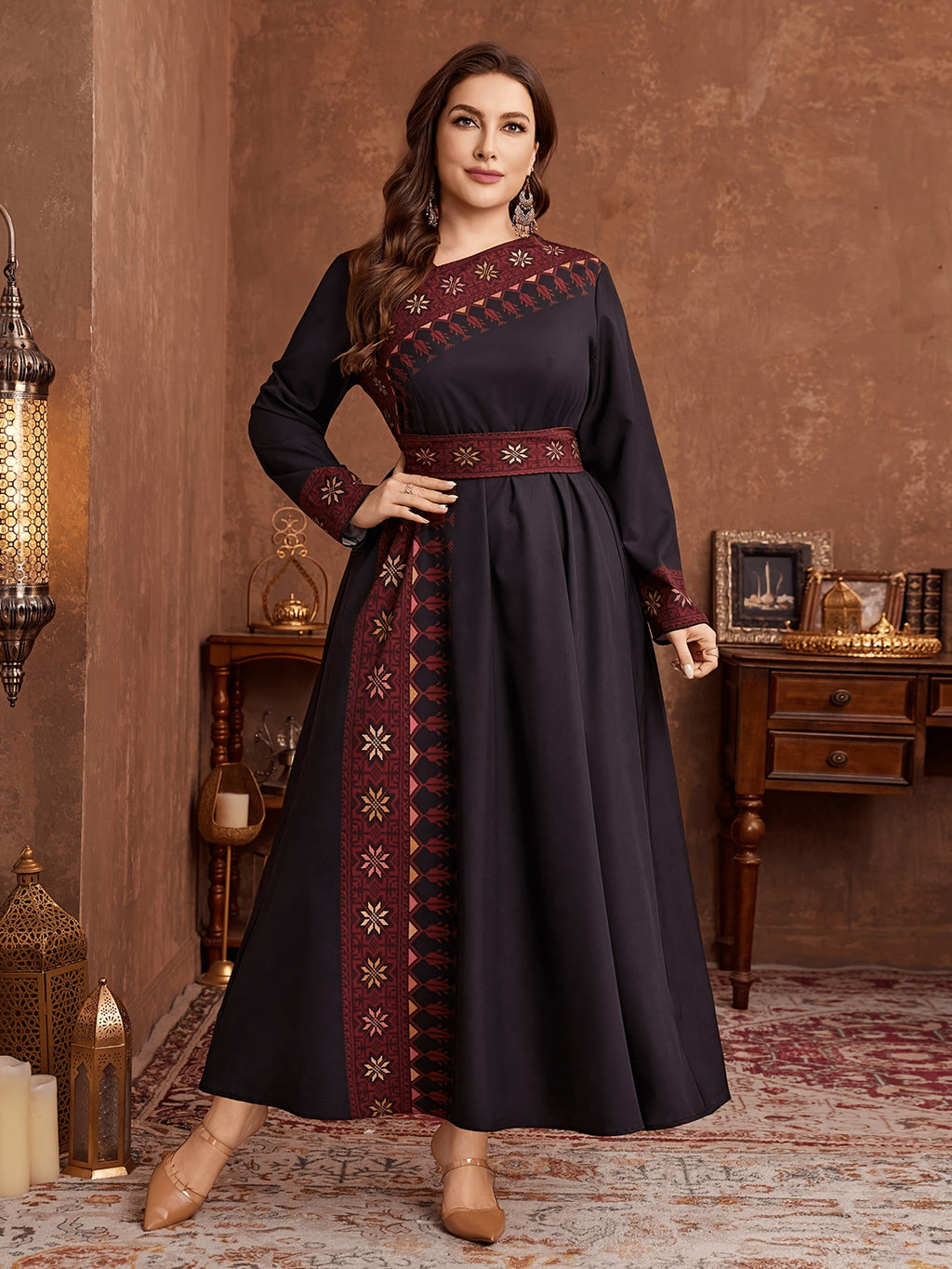 Robe longue grande taille — Encolure oblique et imprimé doré