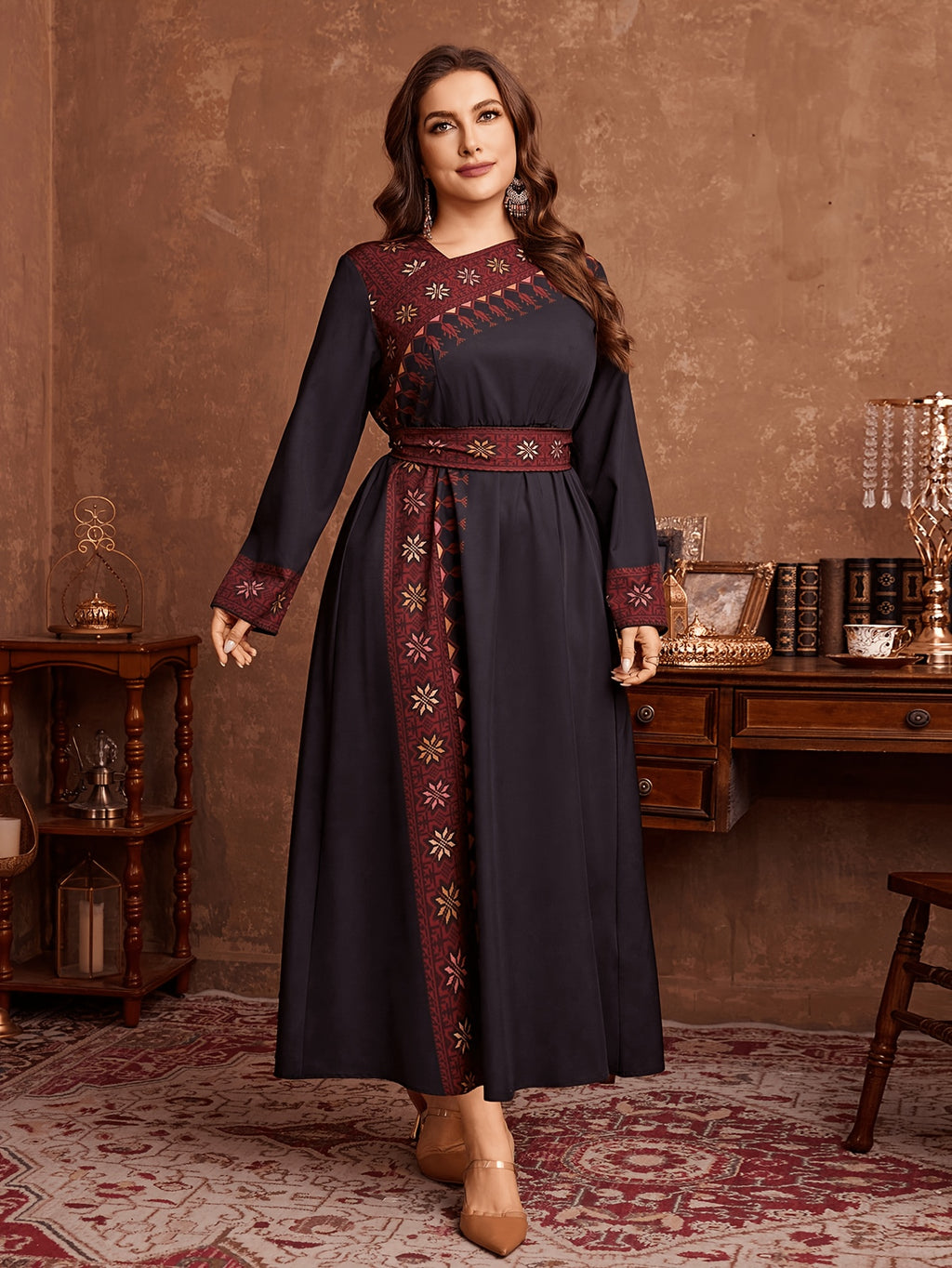 Robe longue grande taille — Encolure oblique et imprimé doré