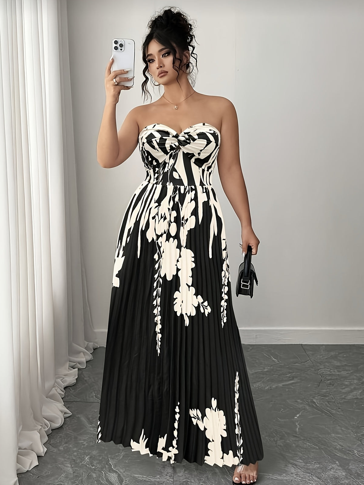 Robe longue grande taille — Fleurs écrues sur jupe plissée