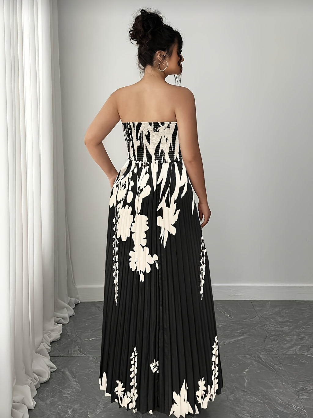 Robe longue grande taille — Fleurs écrues sur jupe plissée