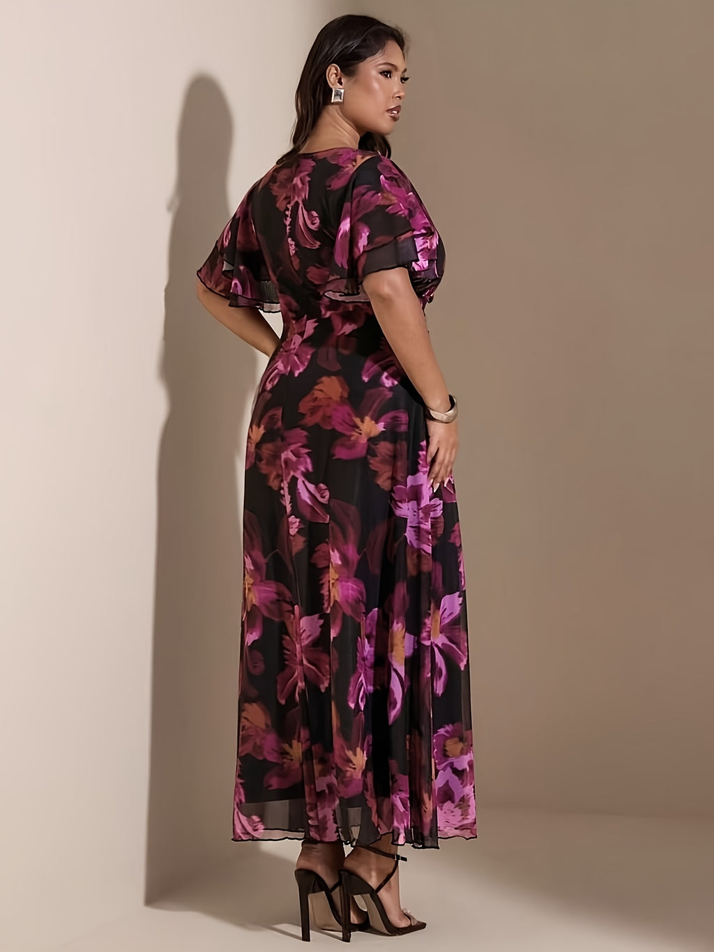 Robe longue grande taille — Fleurs fuchsia sur voile noir
