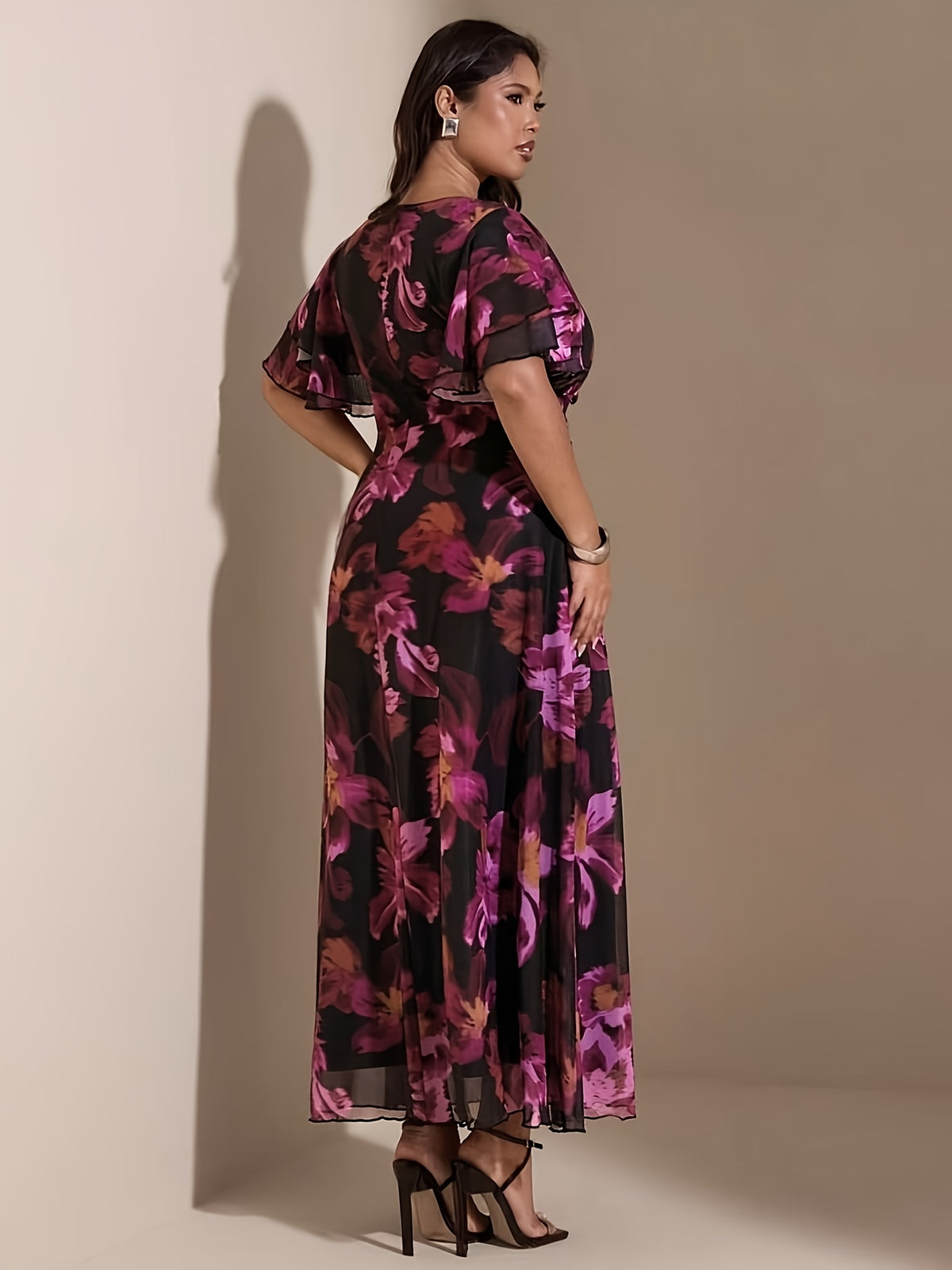 Robe longue grande taille — Fleurs fuchsia sur voile noir