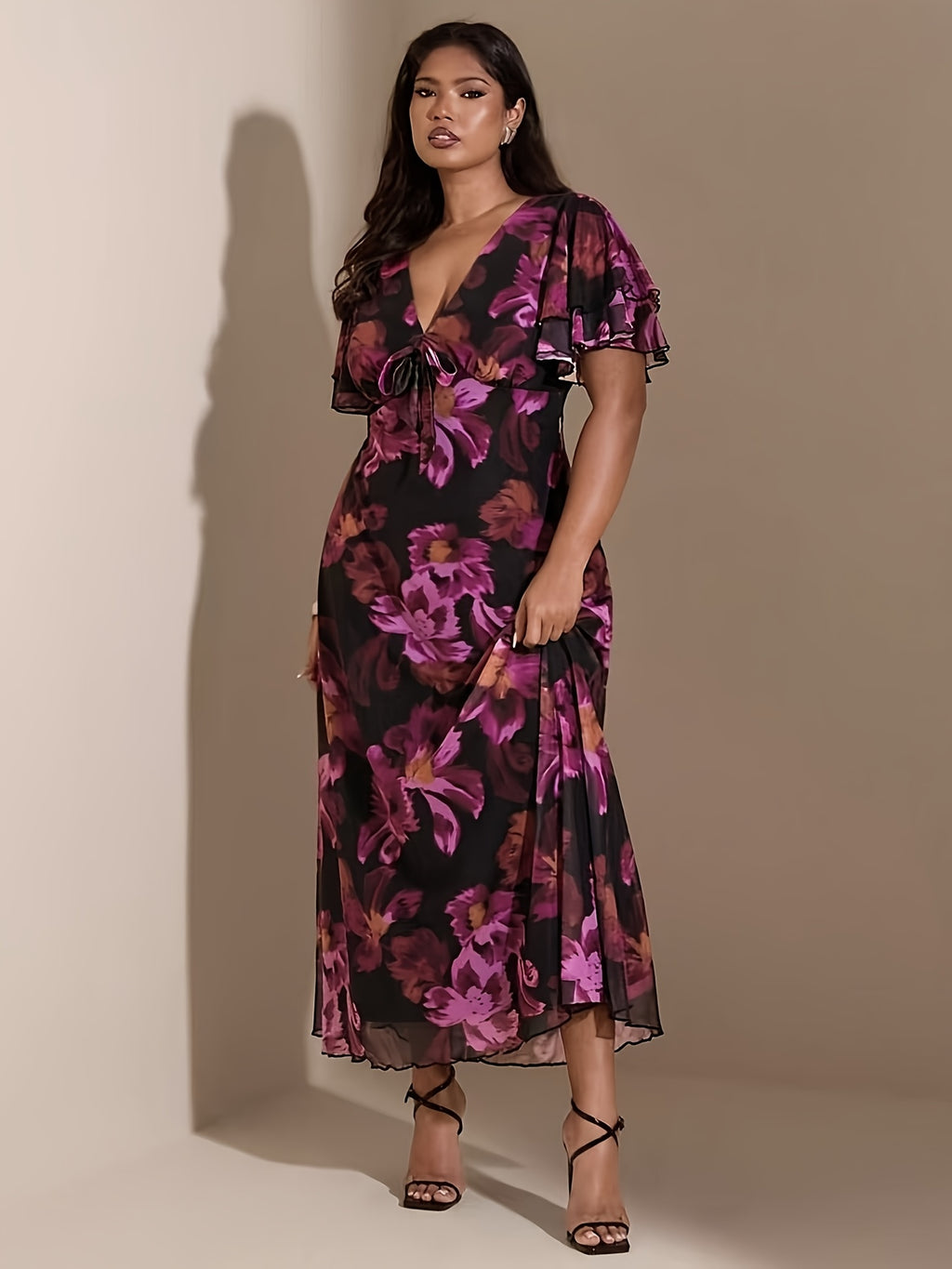 Robe longue grande taille — Fleurs fuchsia sur voile noir