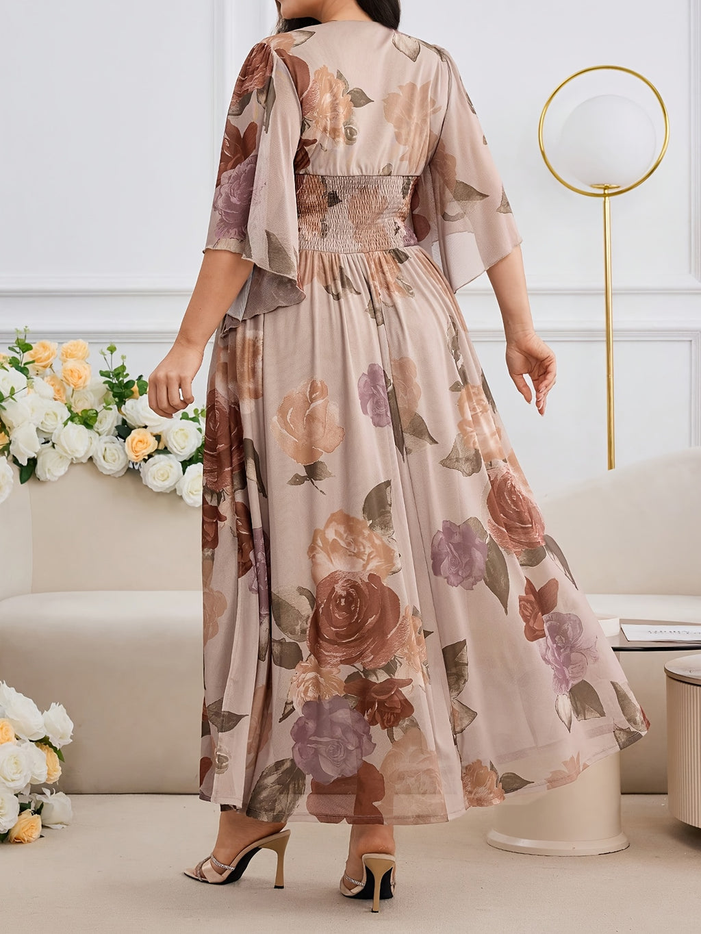 Robe longue grande taille — Grandes roses et manche cape
