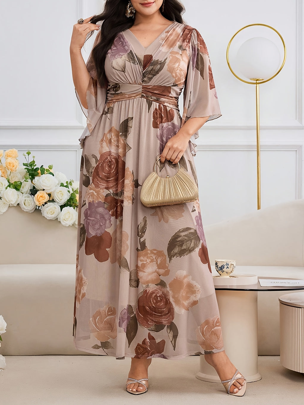 Robe longue grande taille — Grandes roses et manche cape