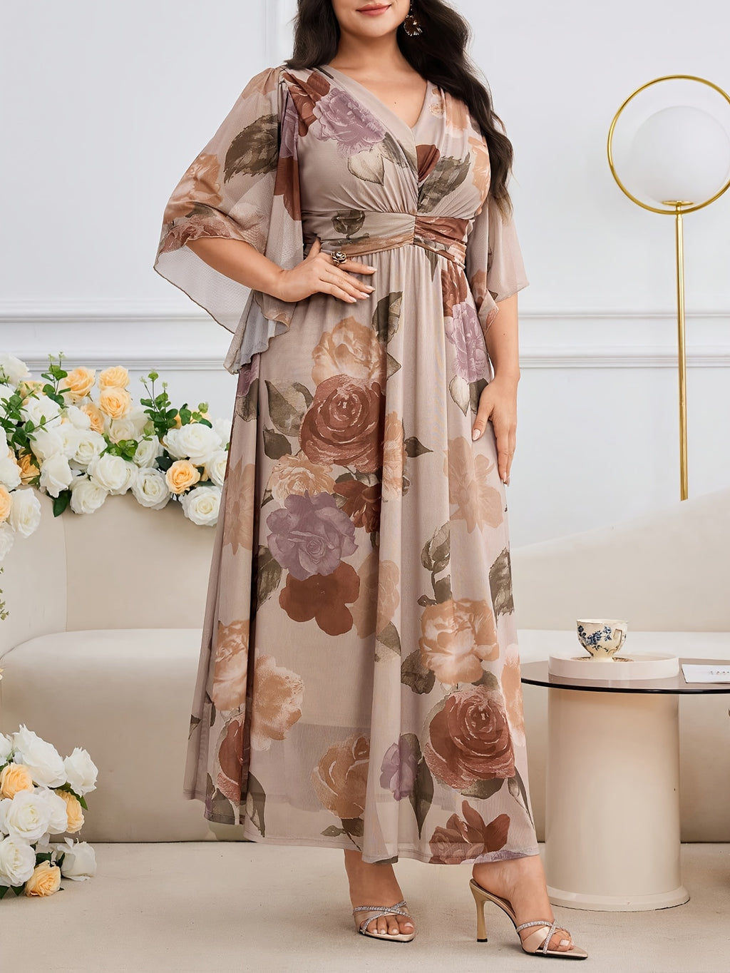 Robe longue grande taille — Grandes roses et manche cape