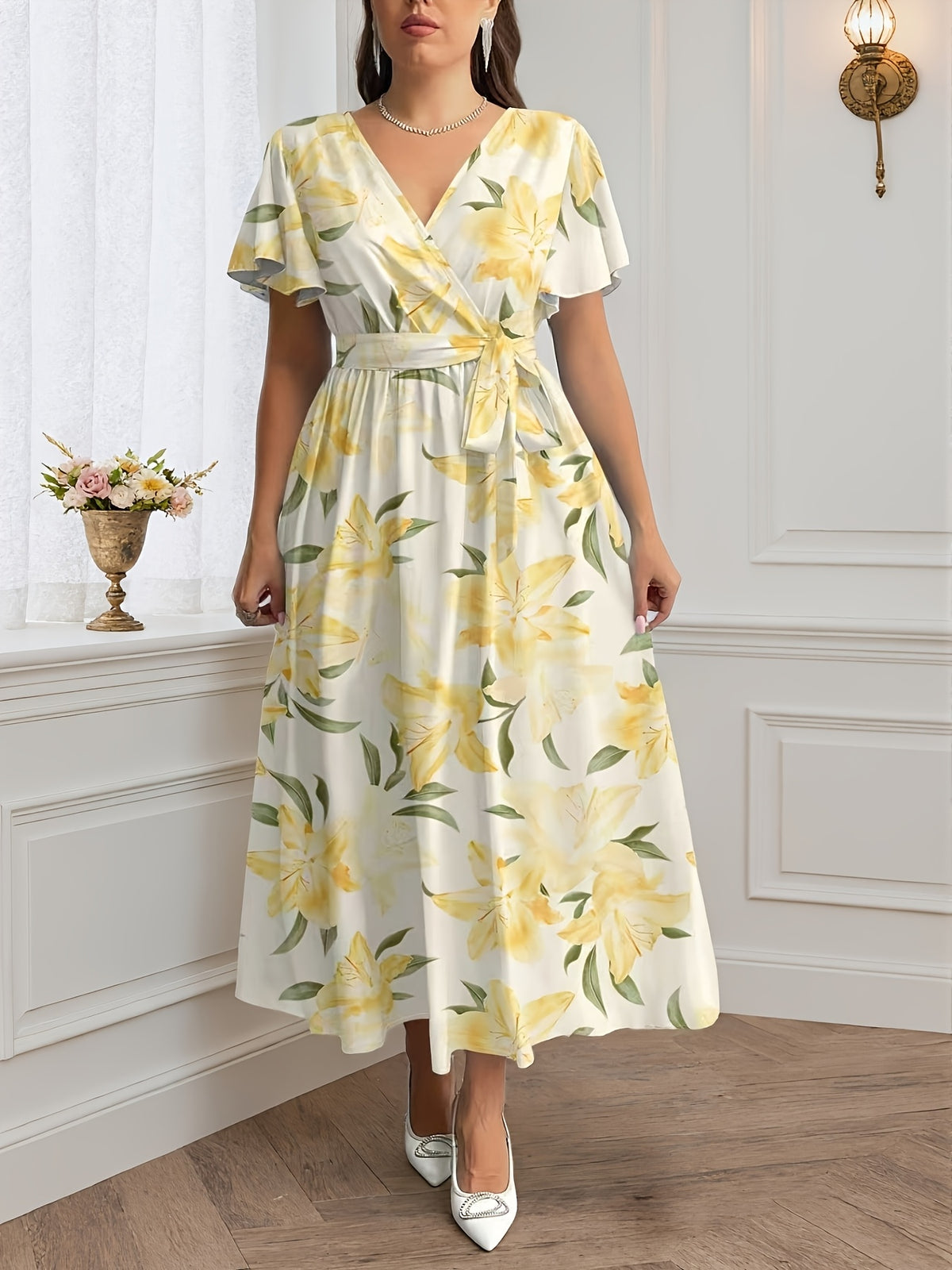 Robe longue grande taille — Grands lys jaunes sur fond écru