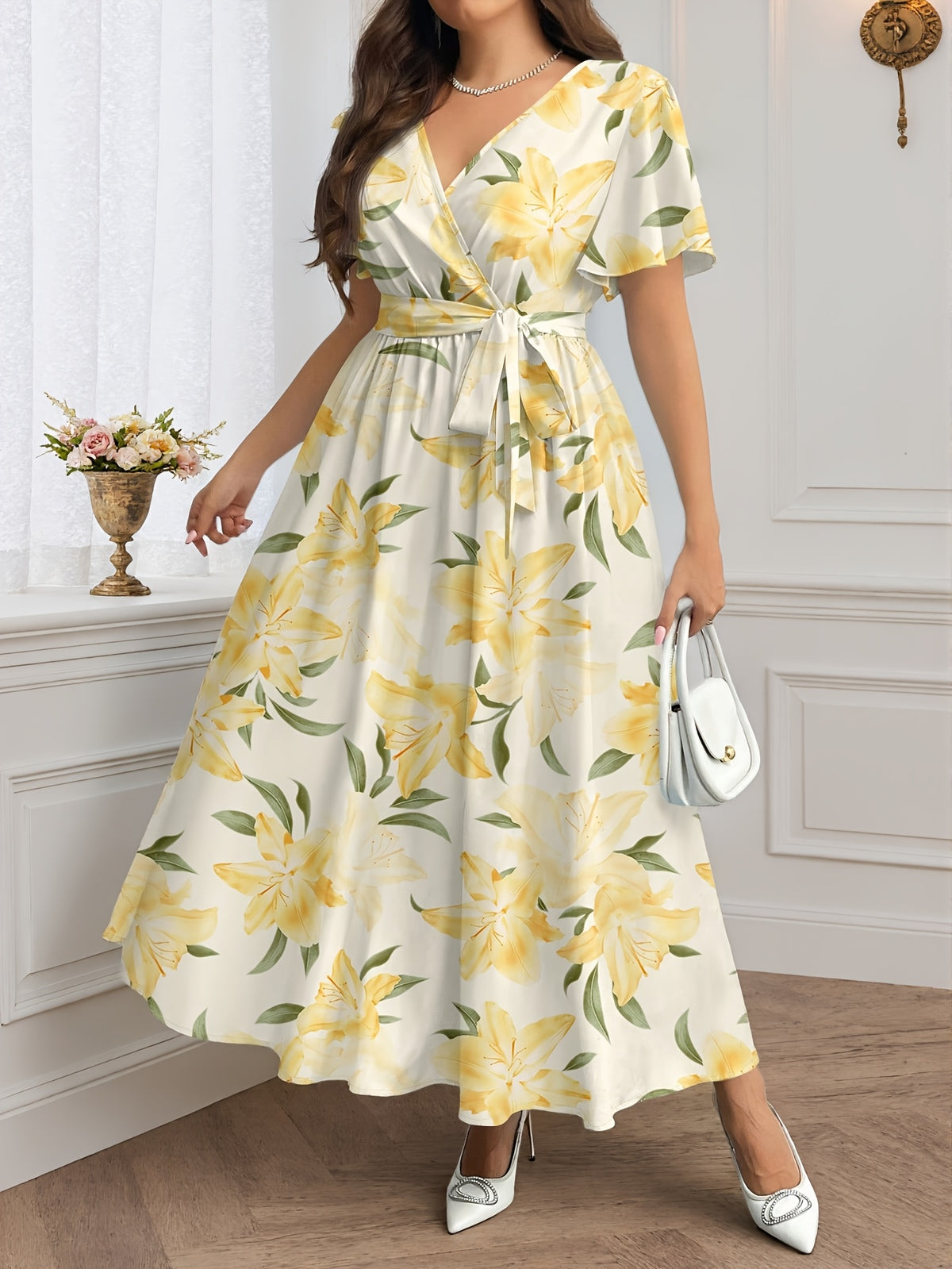 Robe longue grande taille — Grands lys jaunes sur fond écru