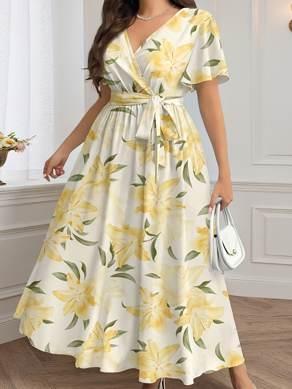 Robe longue grande taille — Grands lys jaunes sur fond écru