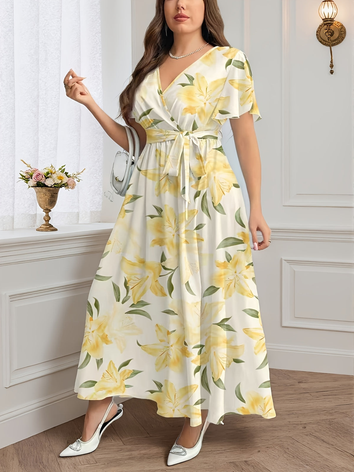 Robe longue grande taille — Grands lys jaunes sur fond écru