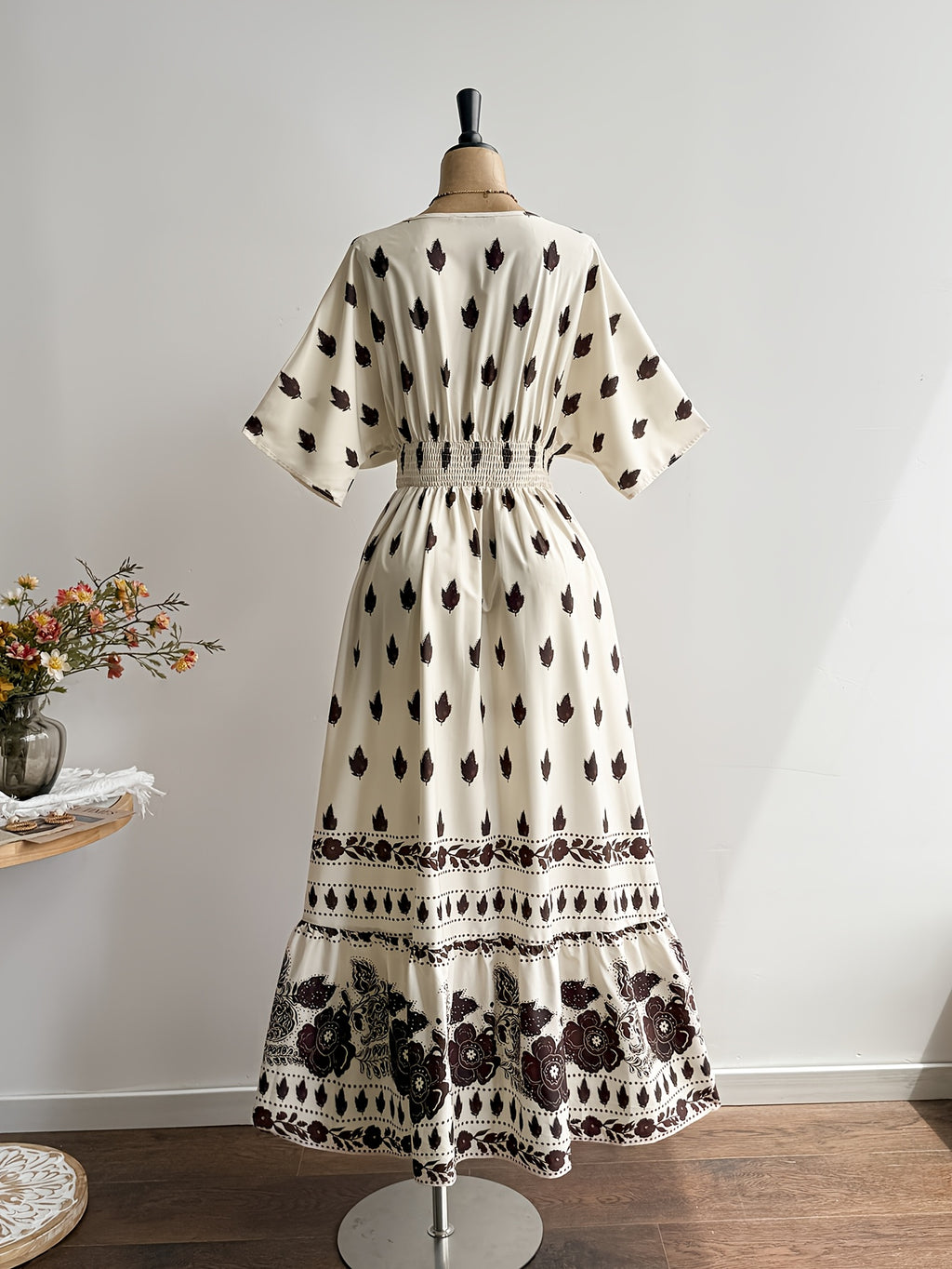 Robe longue grande taille — Feuilles brunes sur fond ivoire