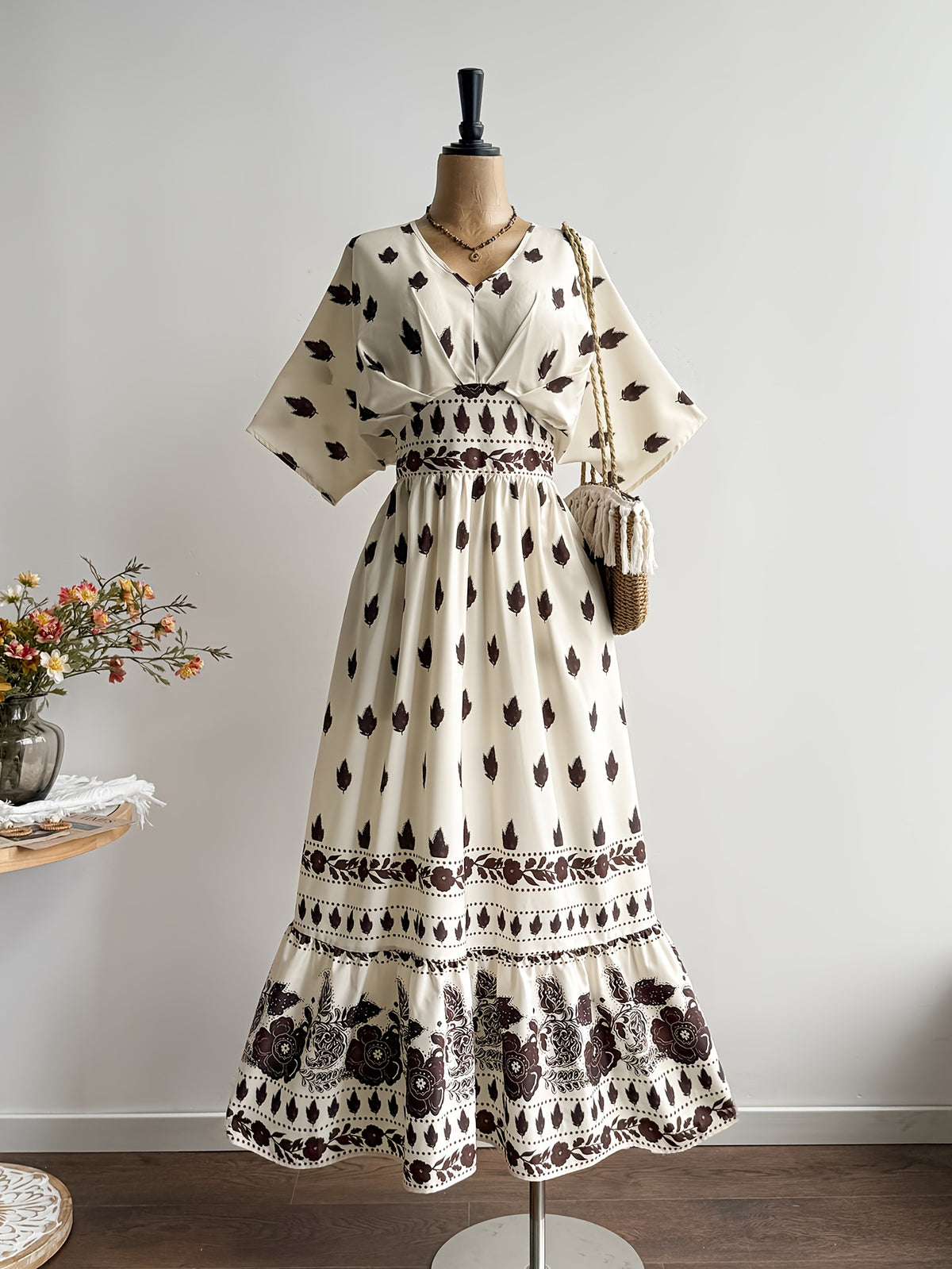 Robe longue grande taille — Feuilles brunes sur fond ivoire