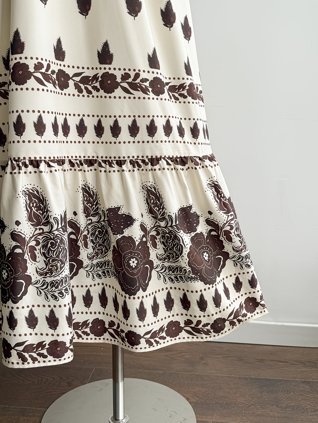 Robe longue grande taille — Feuilles brunes sur fond ivoire
