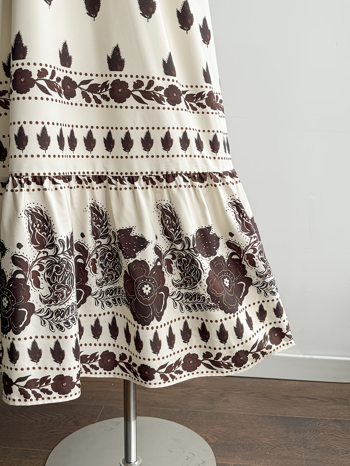 Robe longue grande taille — Feuilles brunes sur fond ivoire