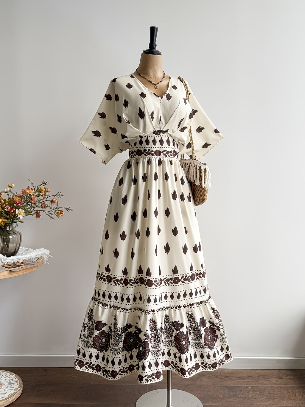Robe longue grande taille — Feuilles brunes sur fond ivoire