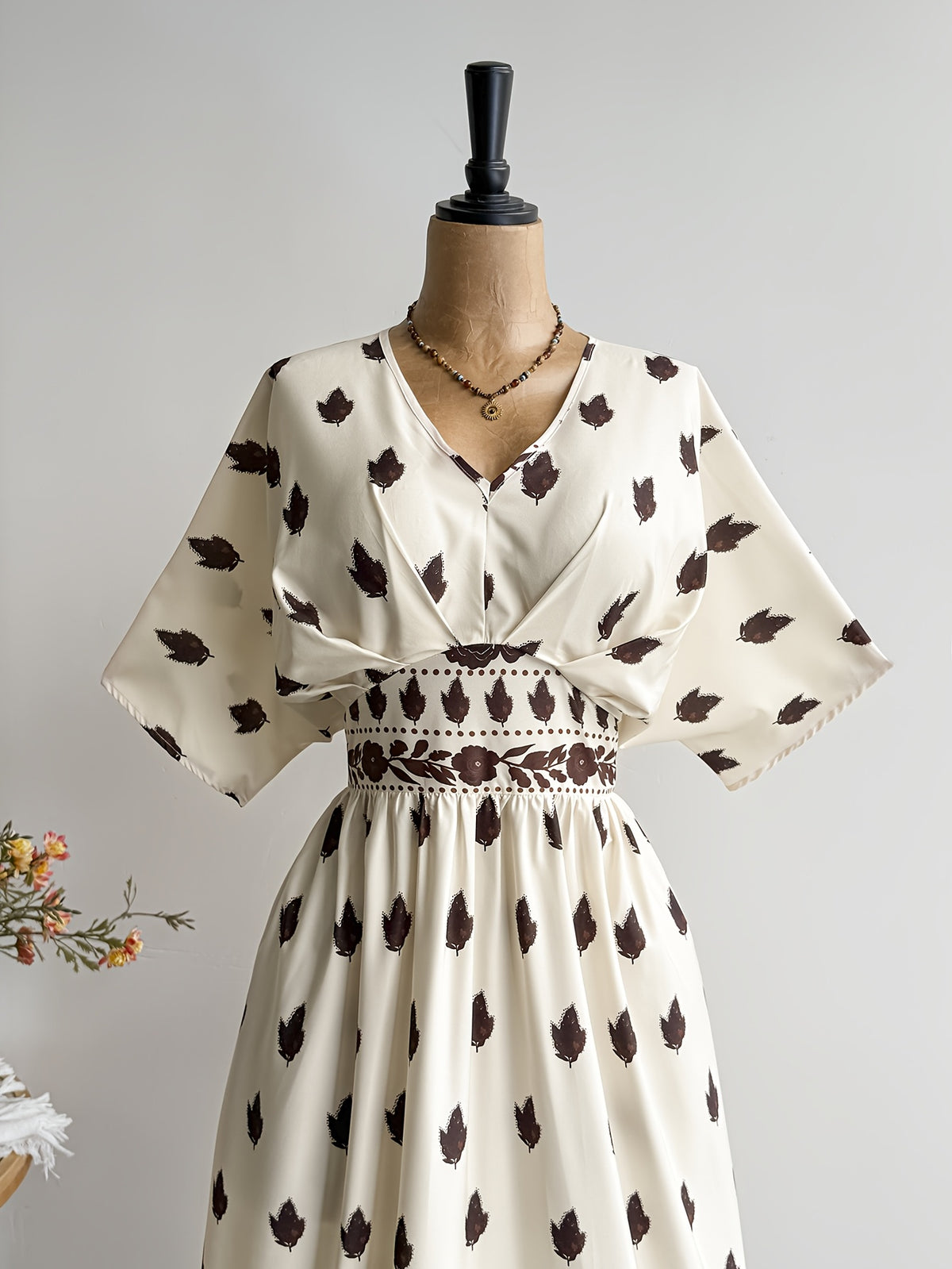 Robe longue grande taille — Feuilles brunes sur fond ivoire
