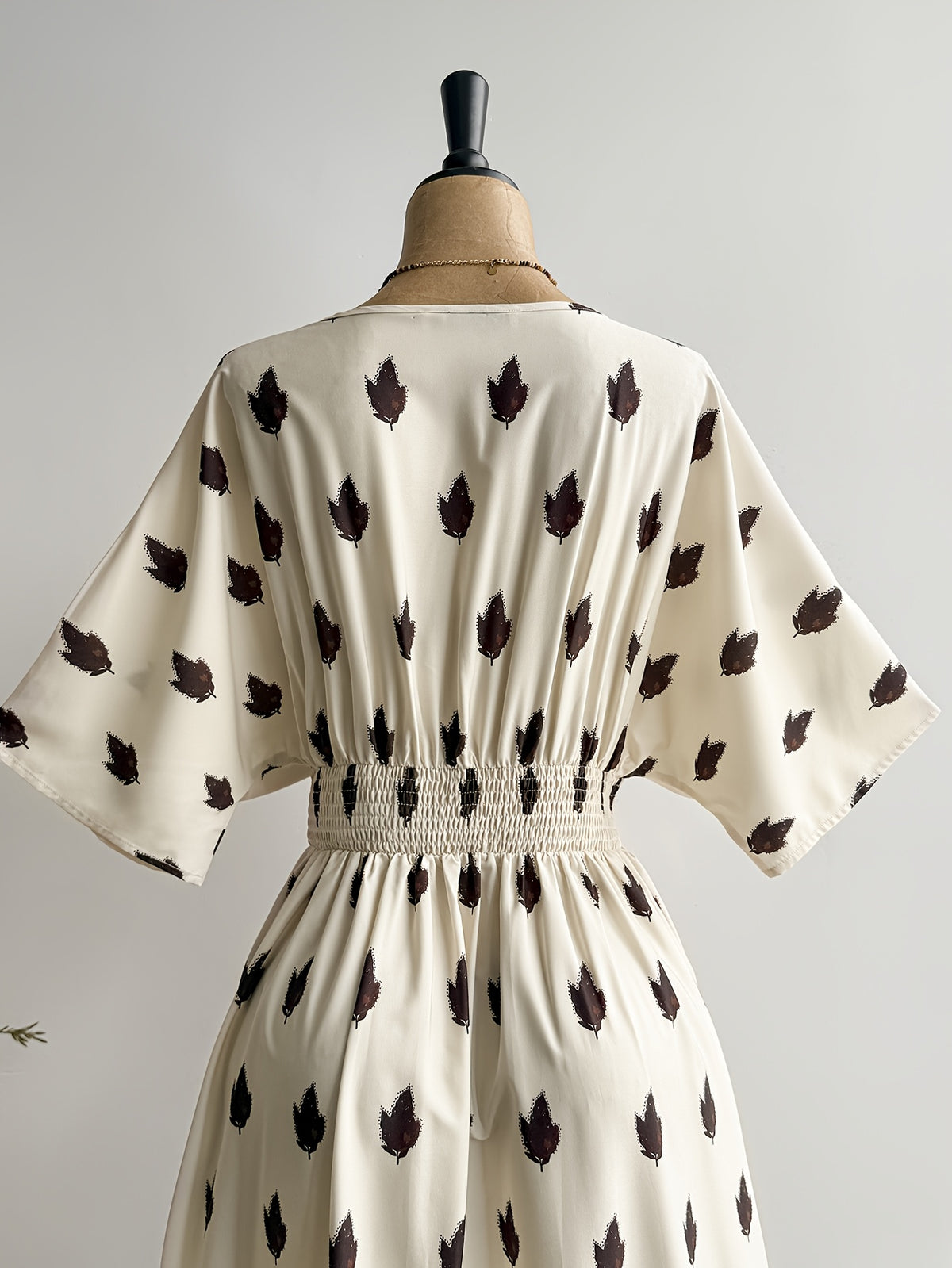 Robe longue grande taille — Feuilles brunes sur fond ivoire