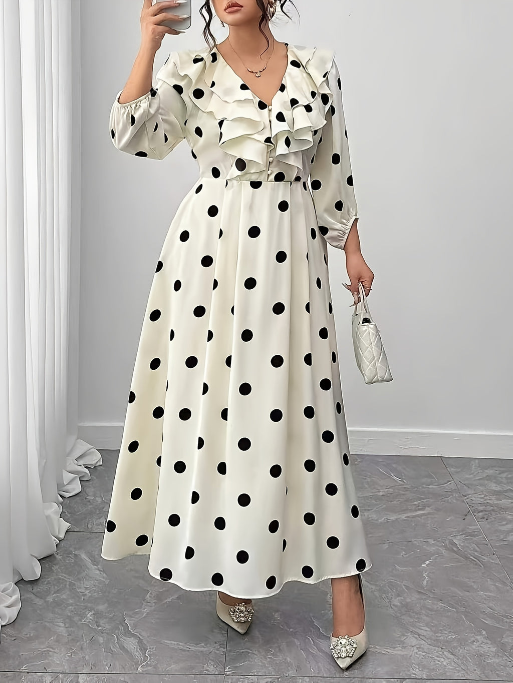 Robe longue grande taille — Gros pois noirs, col à volant