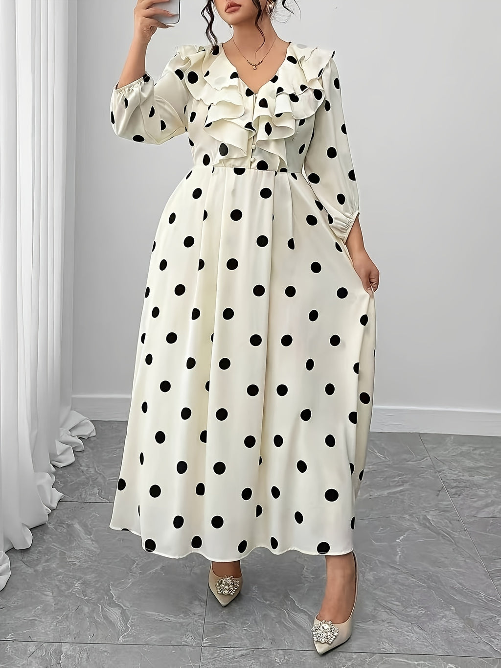Robe longue grande taille — Gros pois noirs, col à volant