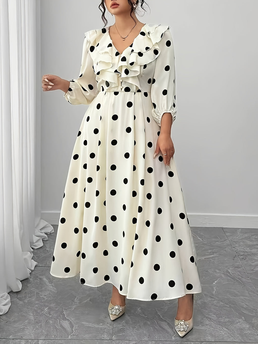 Robe longue grande taille — Gros pois noirs, col à volant