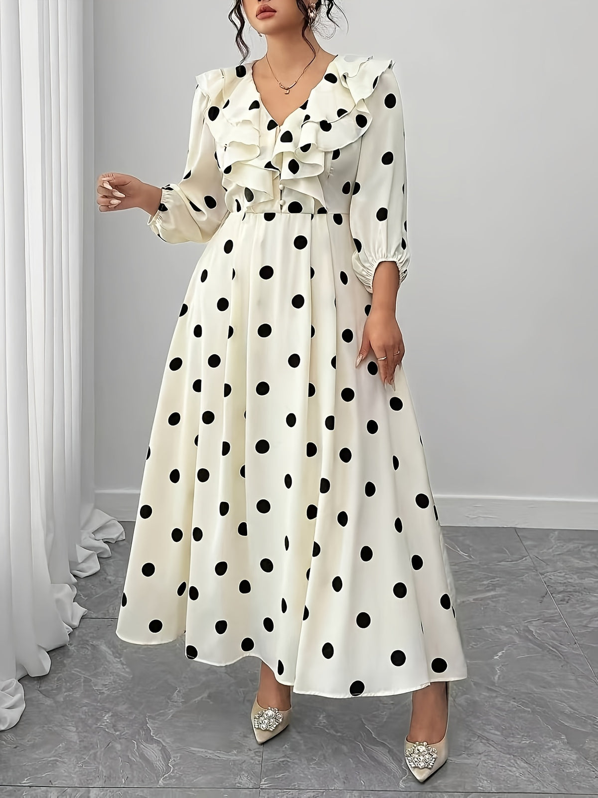 Robe longue grande taille — Gros pois noirs, col à volant