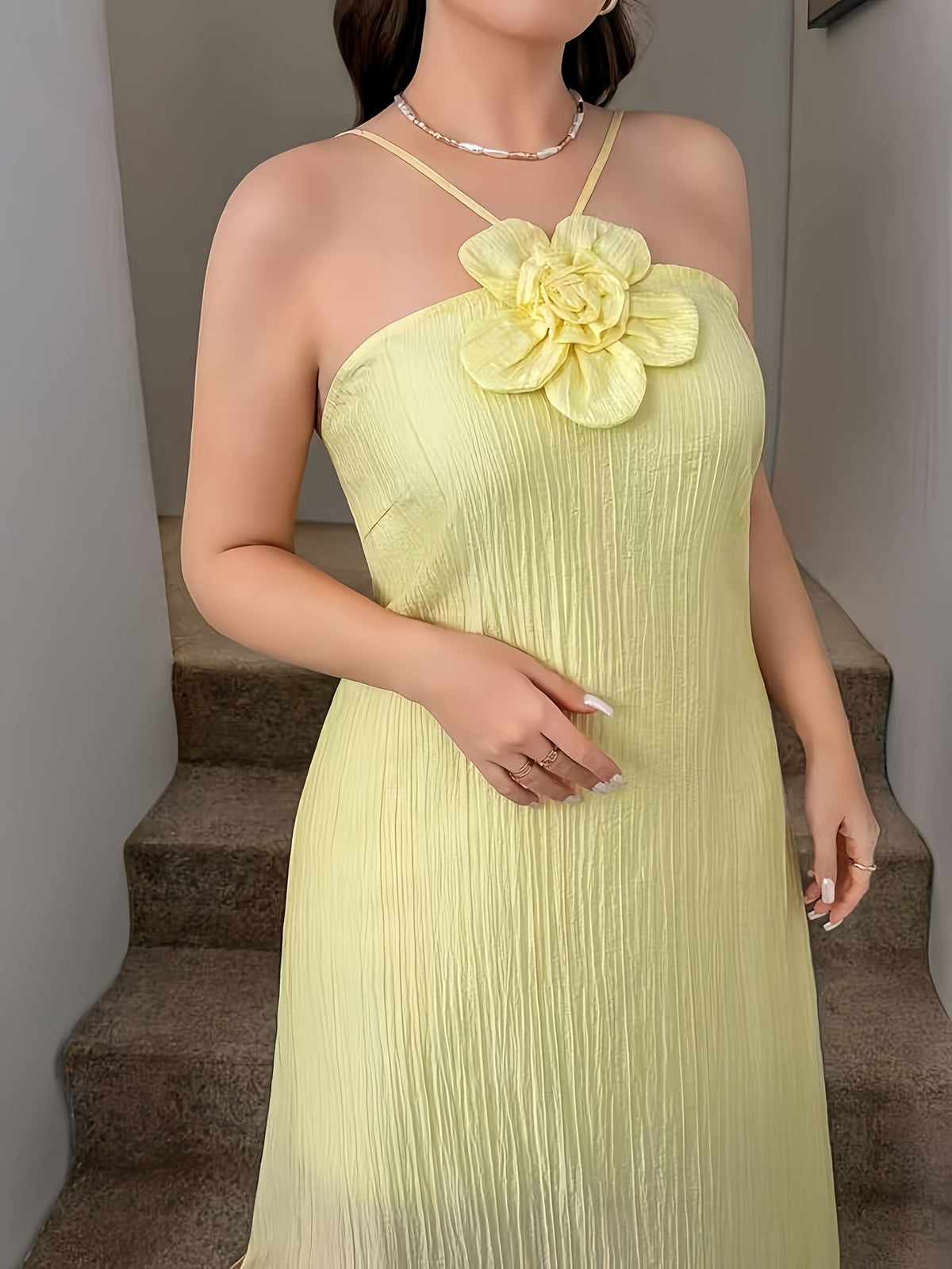 Robe longue grande taille — Voile jaune à fleur en relief