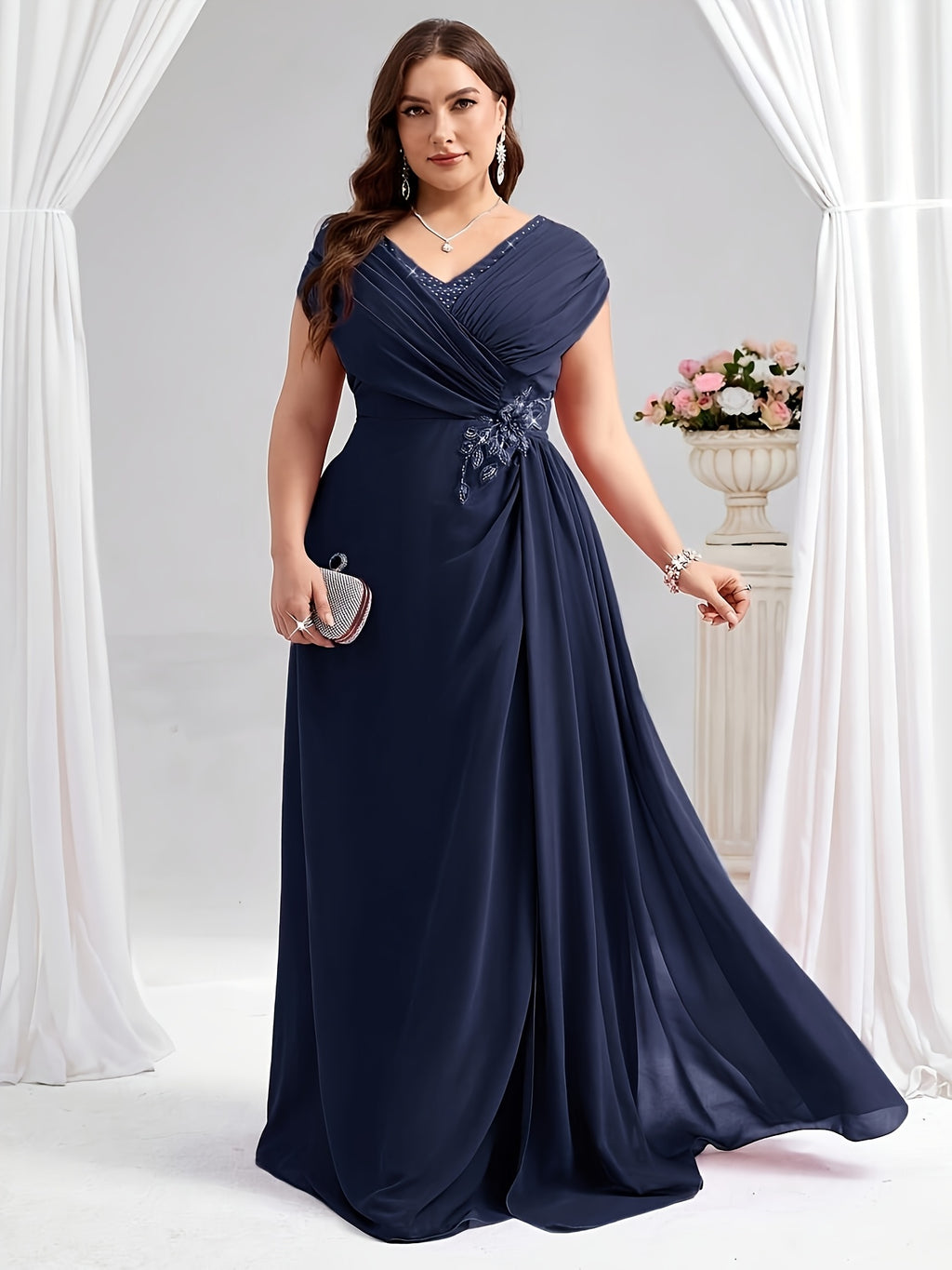 Robe longue grande taille, broderie perlée sur la hanche