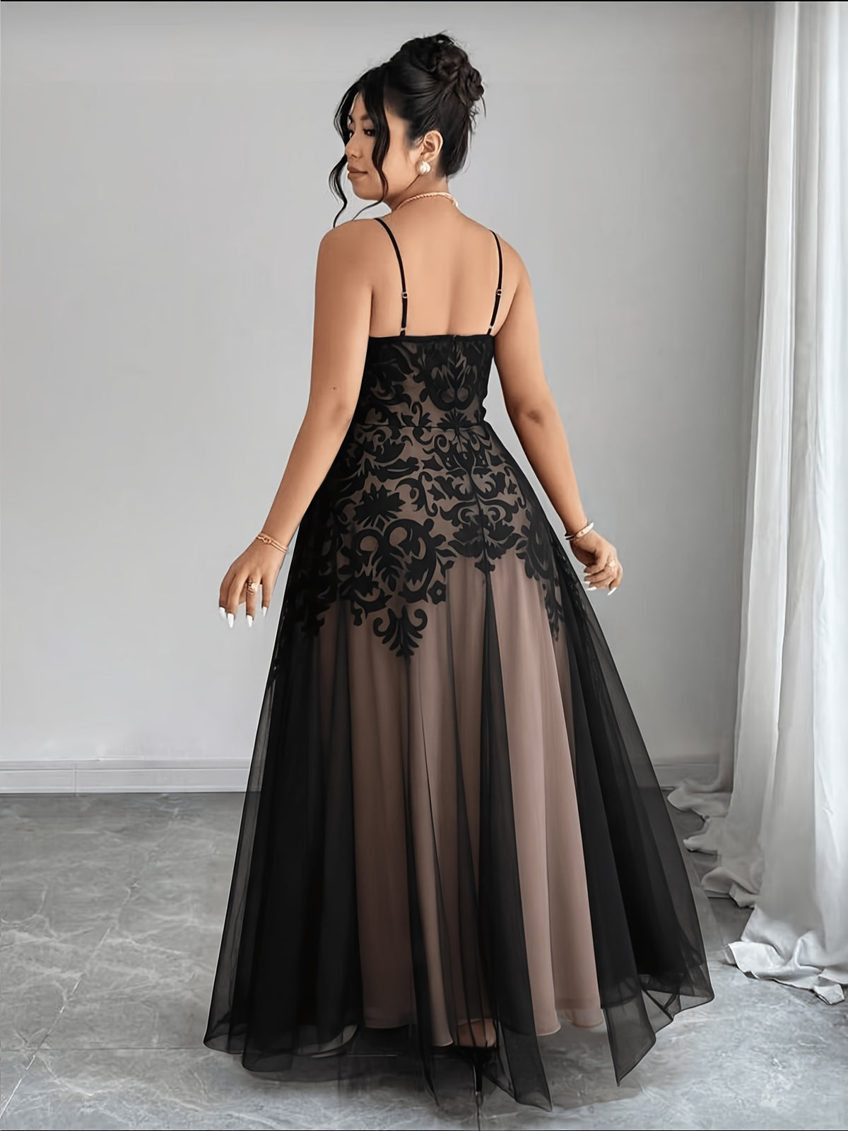 Robe longue grande taille — Motif baroque floqué sur maille