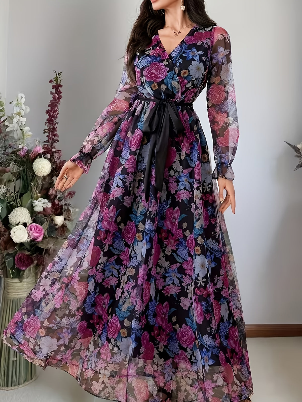 Robe longue grande taille — Mousseline fleurie sur fond noir