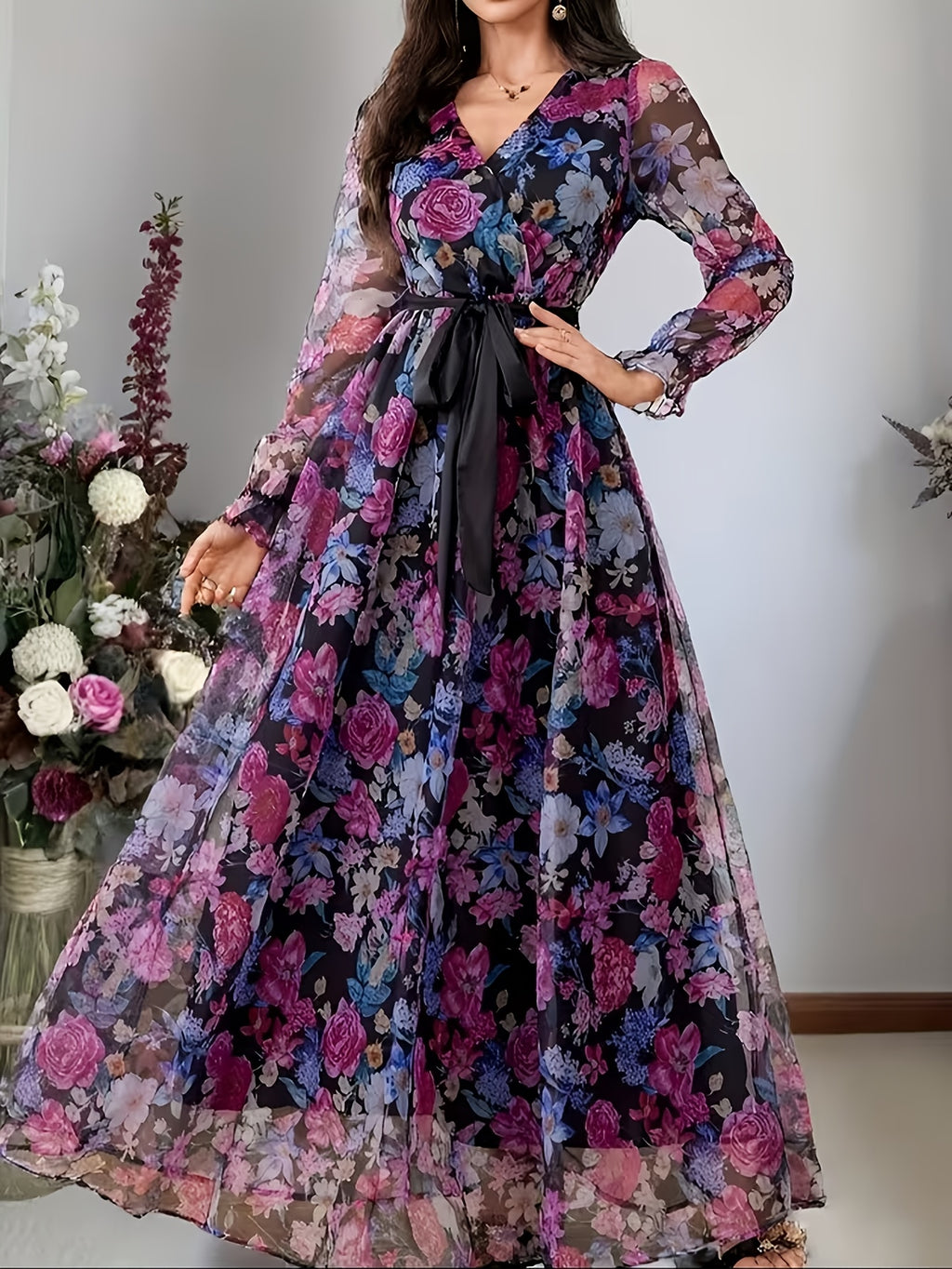 Robe longue grande taille — Mousseline fleurie sur fond noir