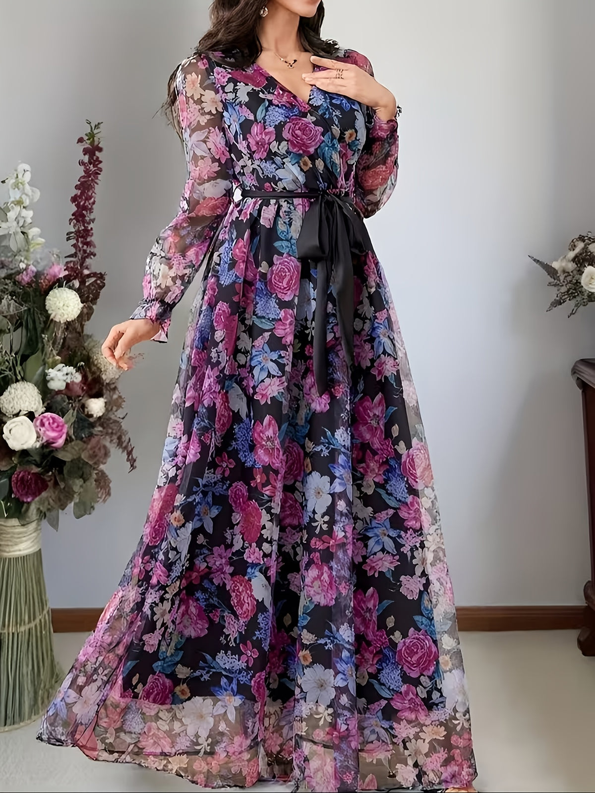 Robe longue grande taille — Mousseline fleurie sur fond noir