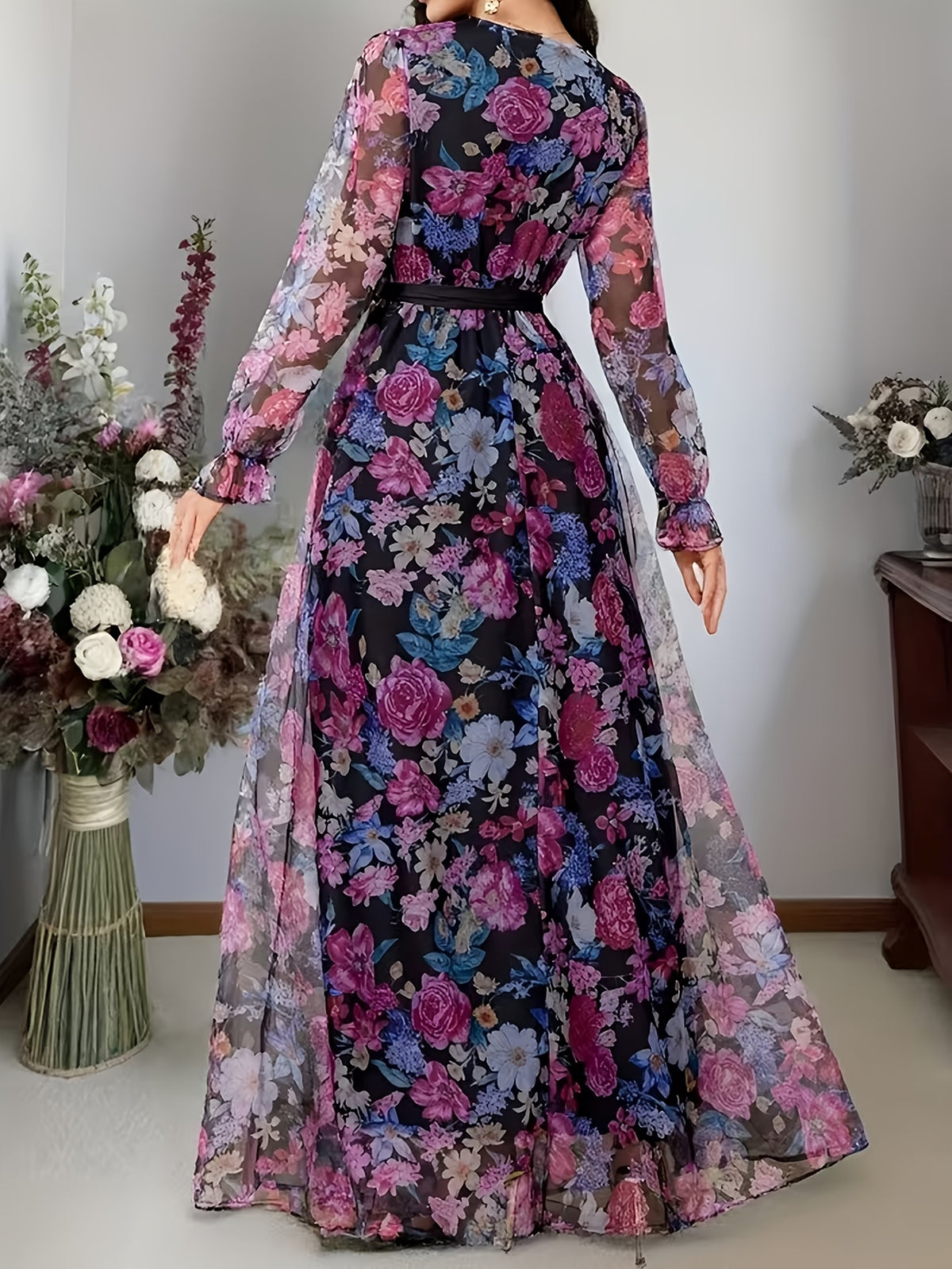Robe longue grande taille — Mousseline fleurie sur fond noir