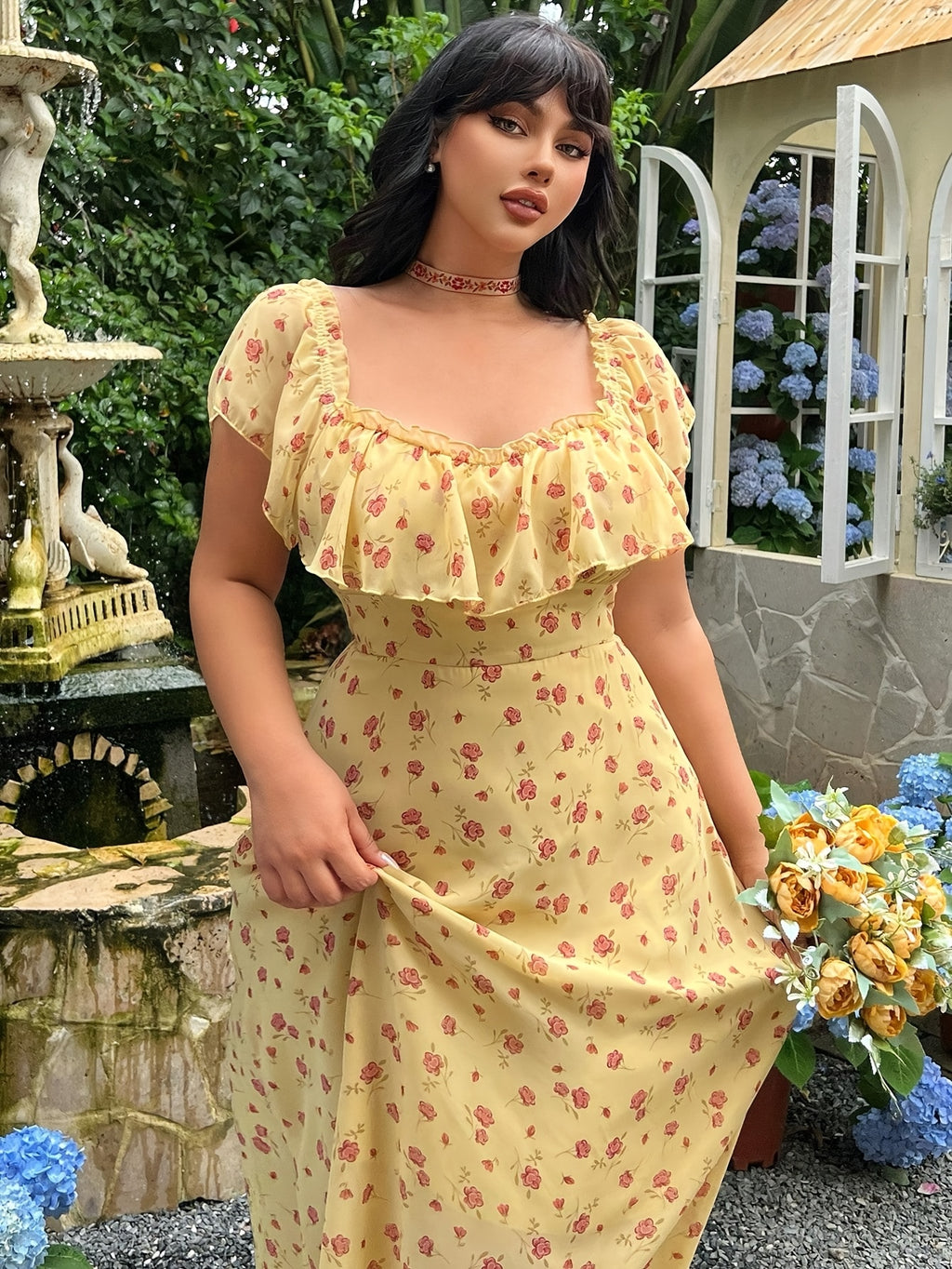 Robe longue grande taille — Petites fleurs sur mousseline jaune