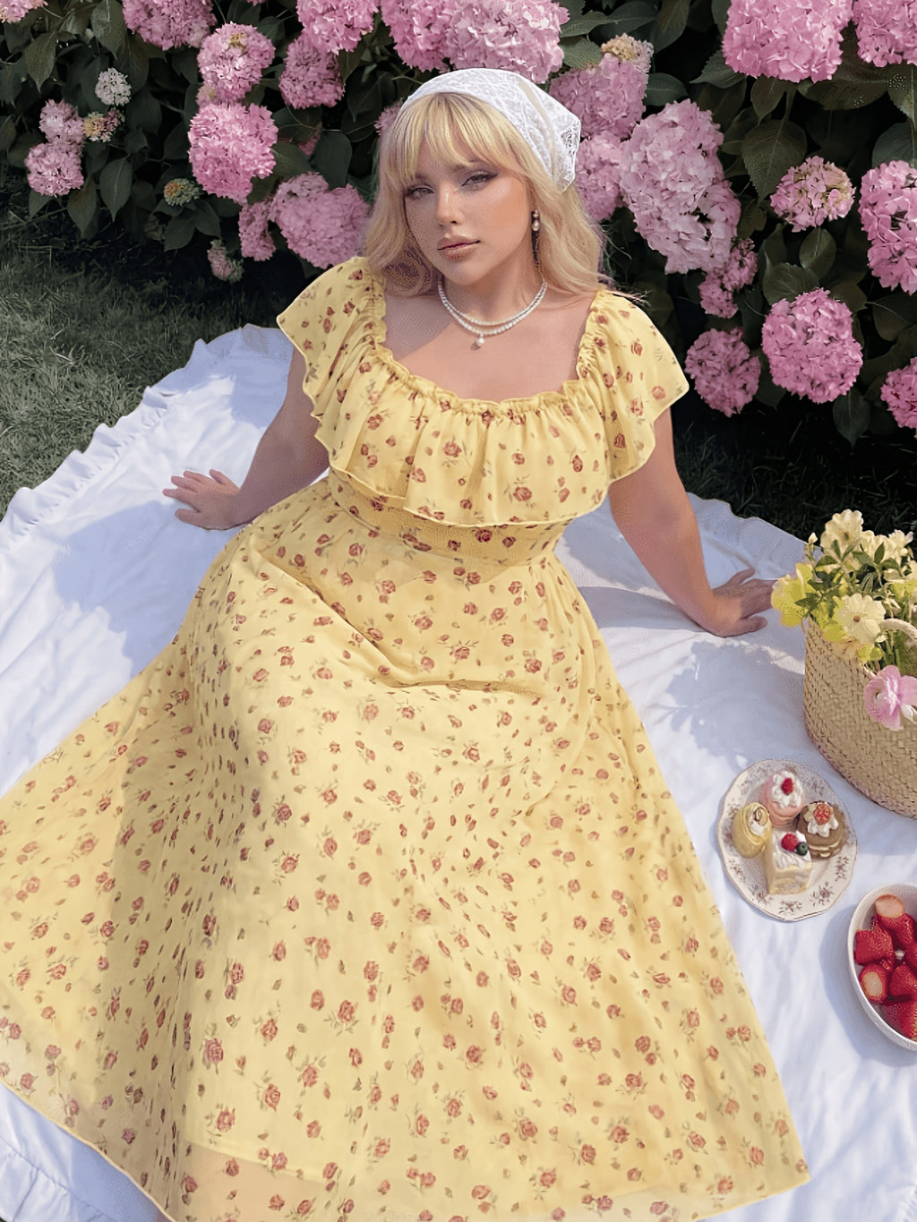Robe longue grande taille — Petites fleurs sur mousseline jaune