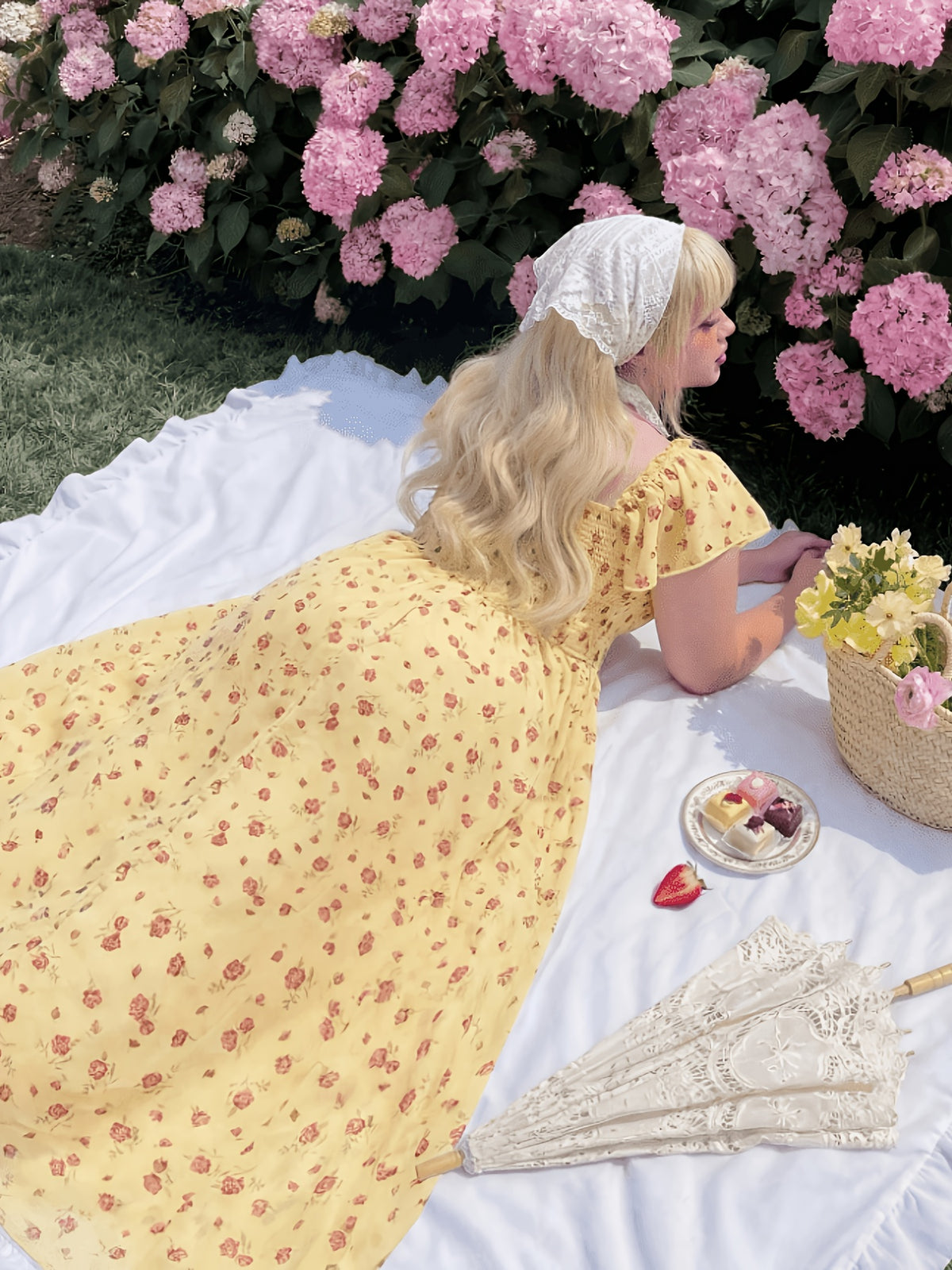 Robe longue grande taille — Petites fleurs sur mousseline jaune