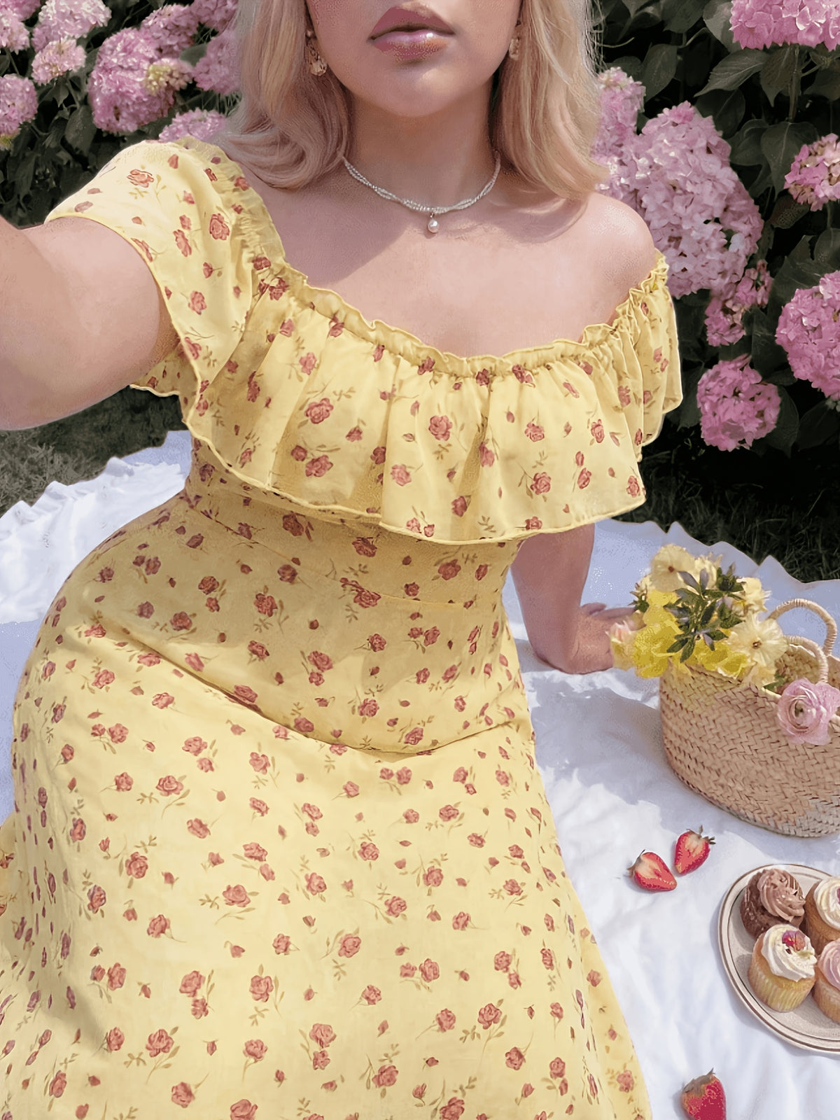 Robe longue grande taille — Petites fleurs sur mousseline jaune