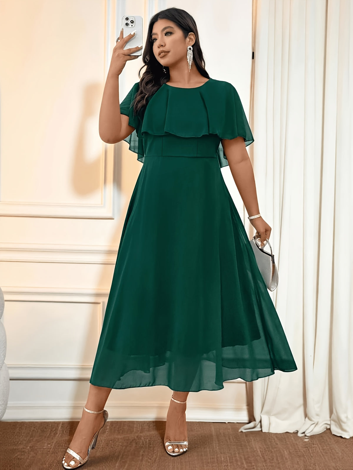 Robe longue grande taille — Mousseline verte à manche cape