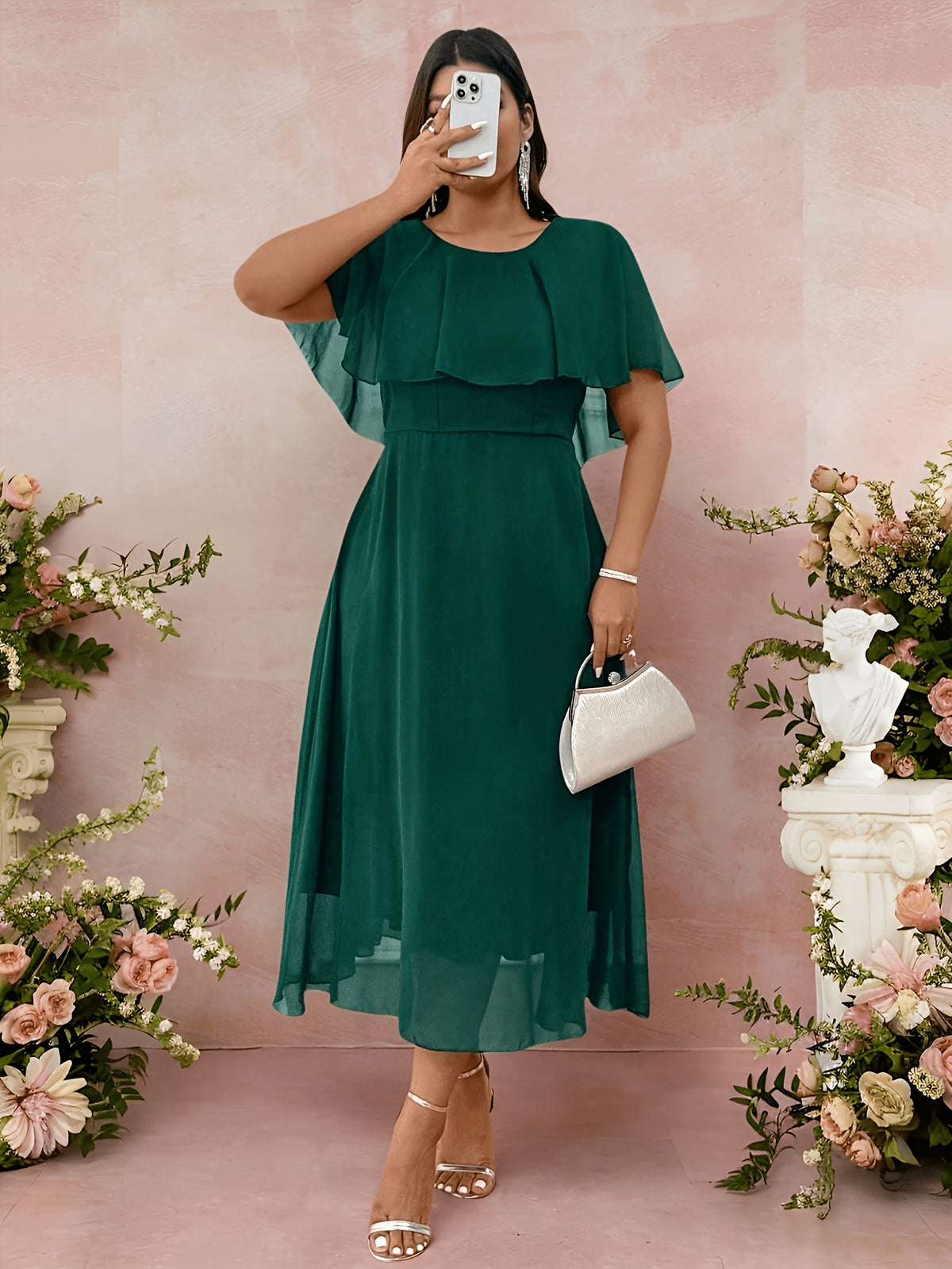 Robe longue grande taille — Mousseline verte à manche cape