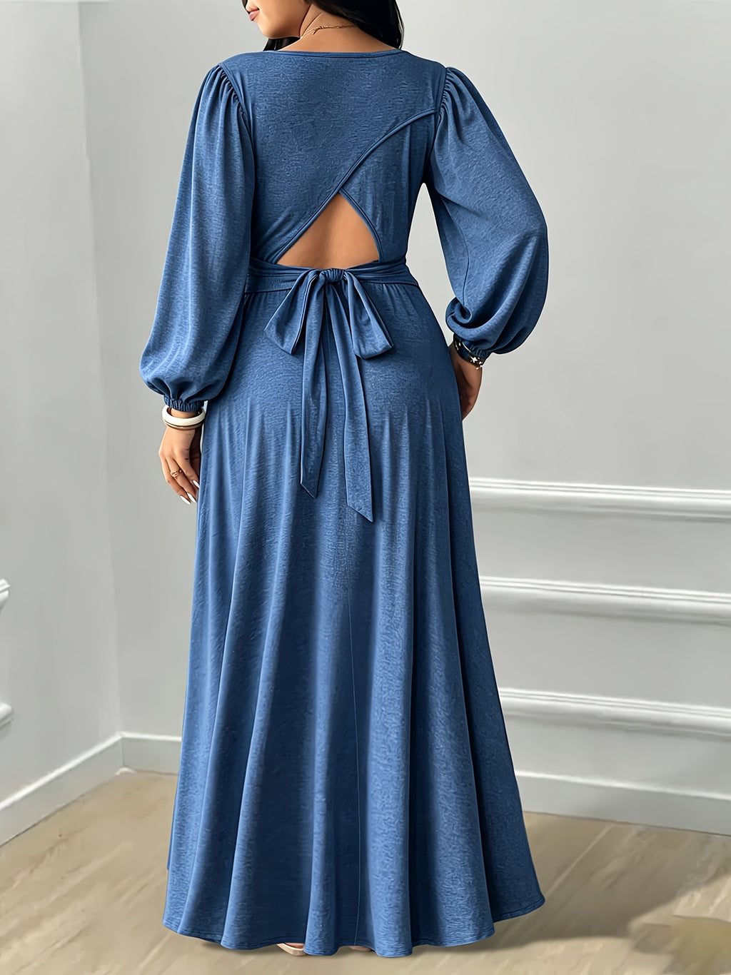 Robe longue grande taille — Noire à dos noué et découpe
