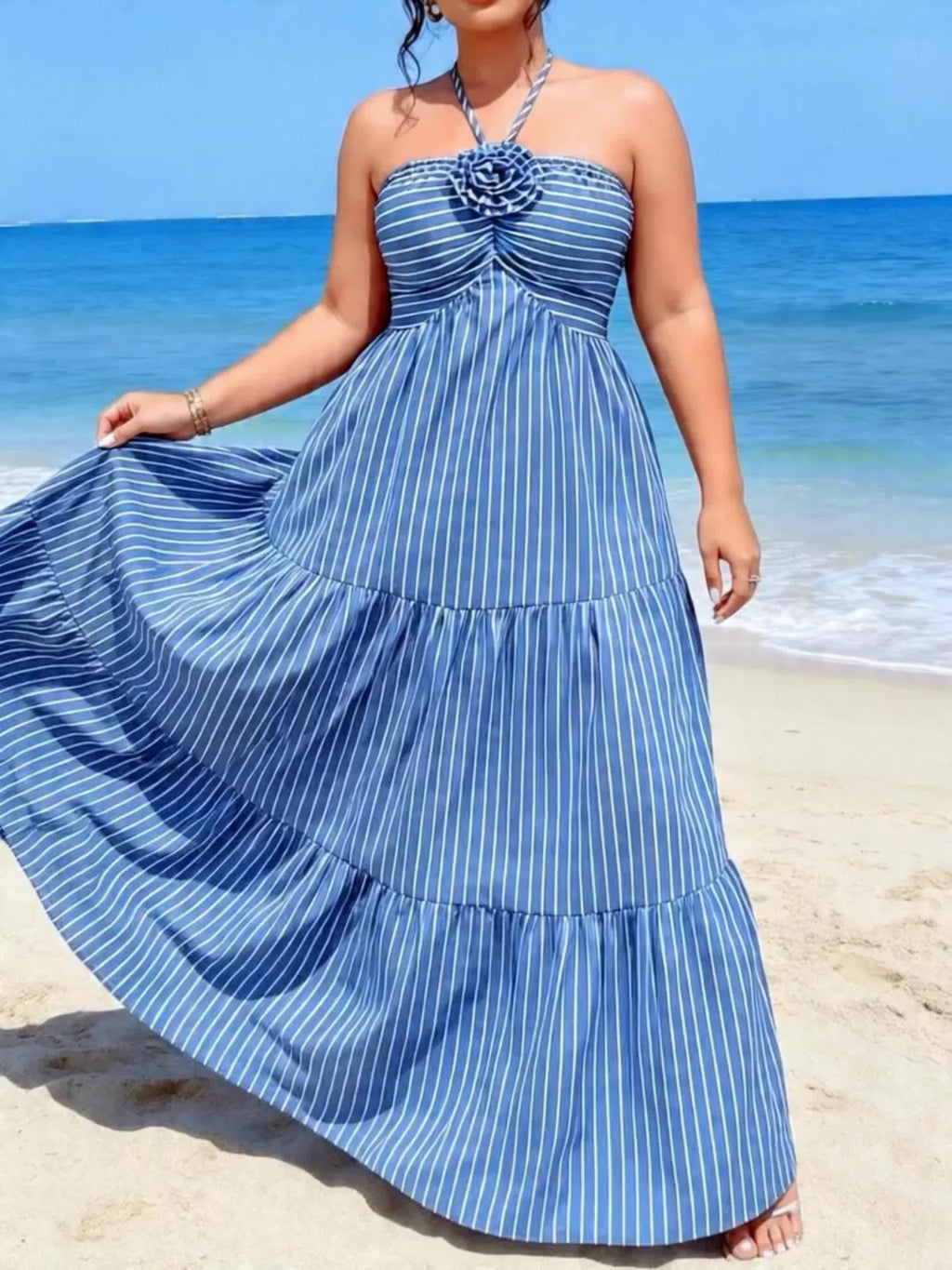 Robe longue grande taille — Rayée bleue, rose de tissu au buste