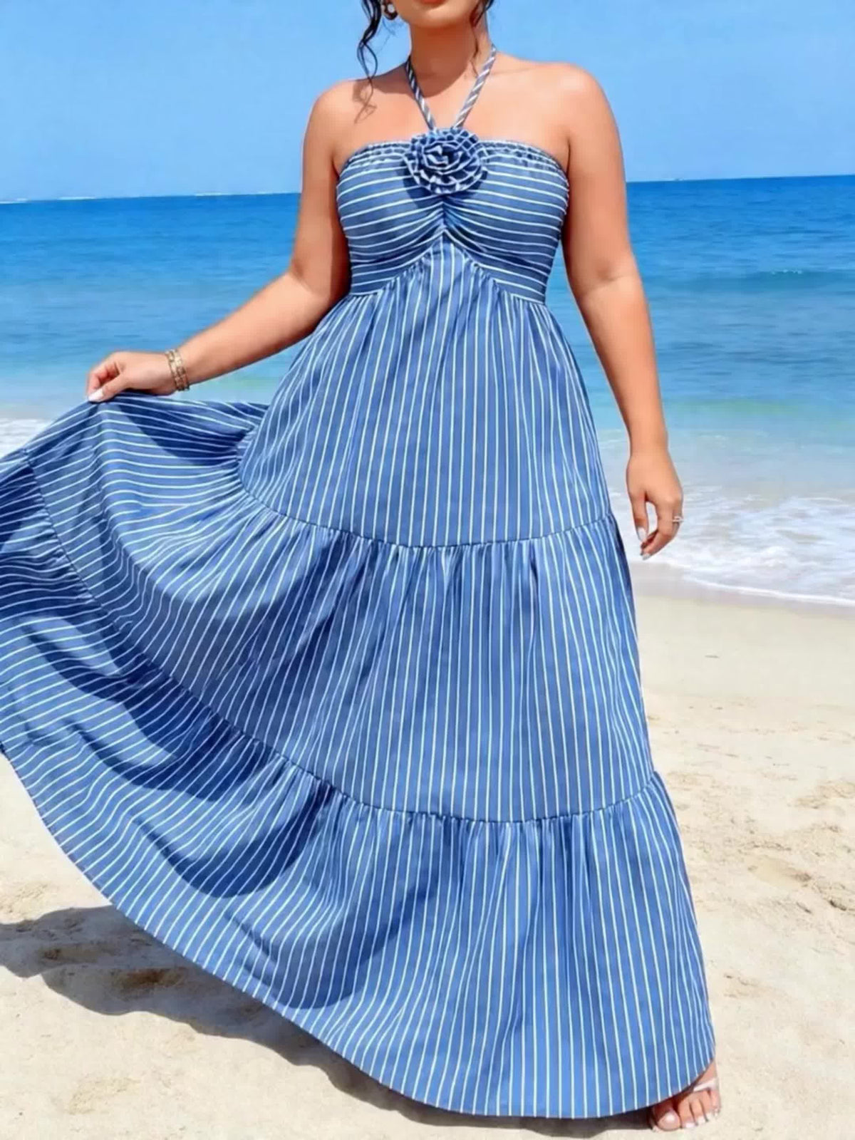 Robe longue grande taille — Rayée bleue, rose de tissu au buste