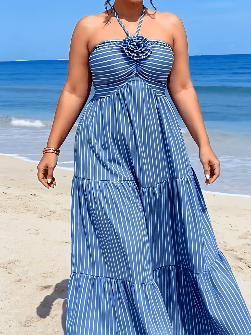 Robe longue grande taille — Rayée bleue, rose de tissu au buste