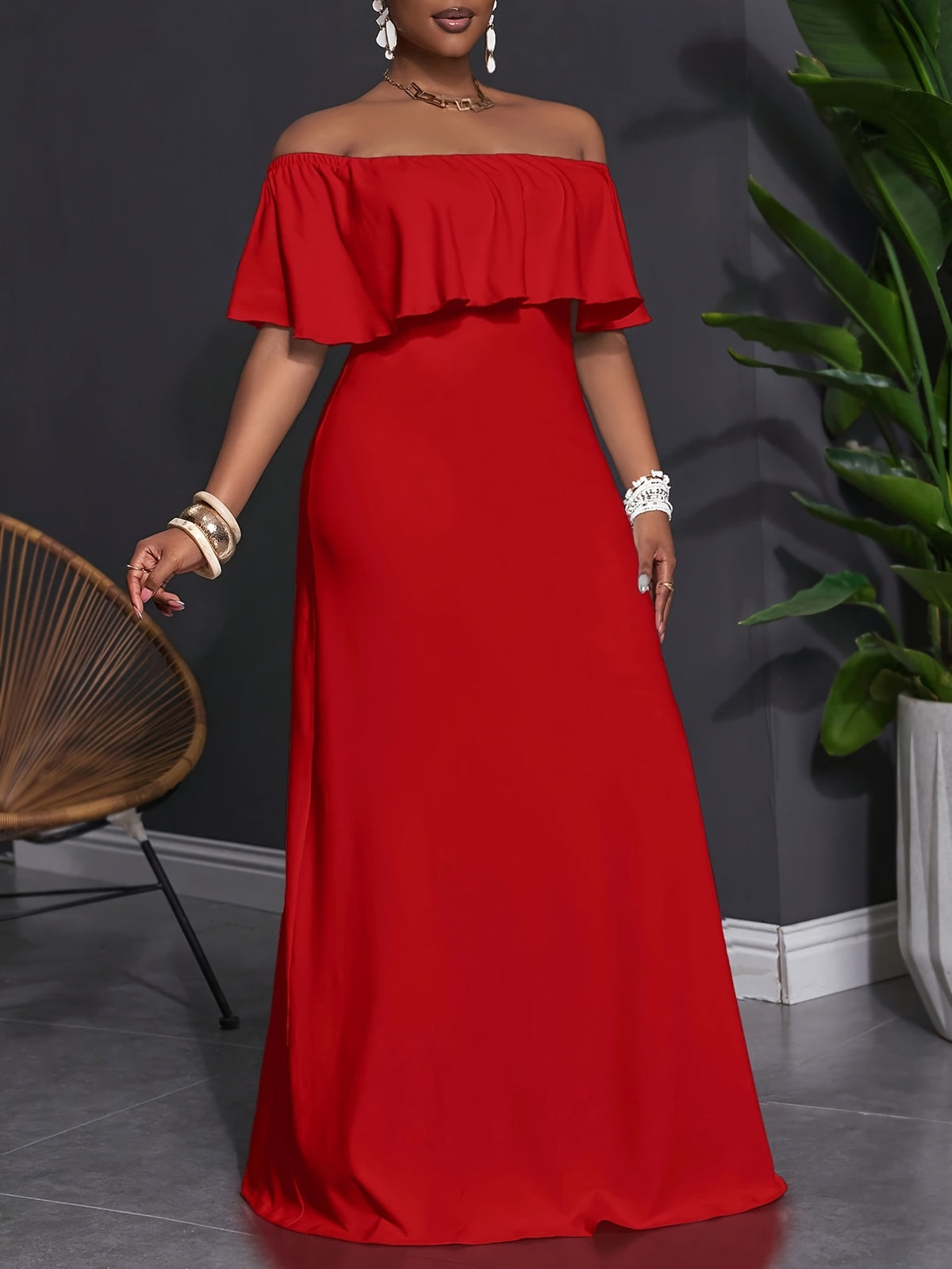 Robe longue grande taille — Rouge à épaules dénudées et volant