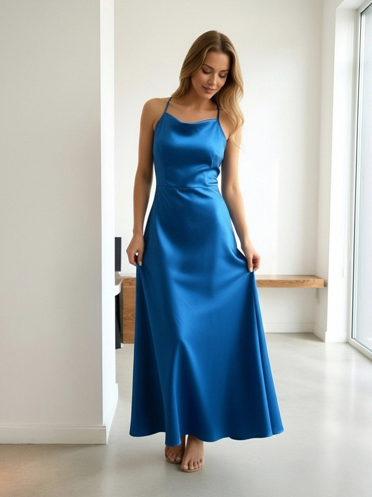 Robe longue grande taille — Satin bleu à bretelles fines
